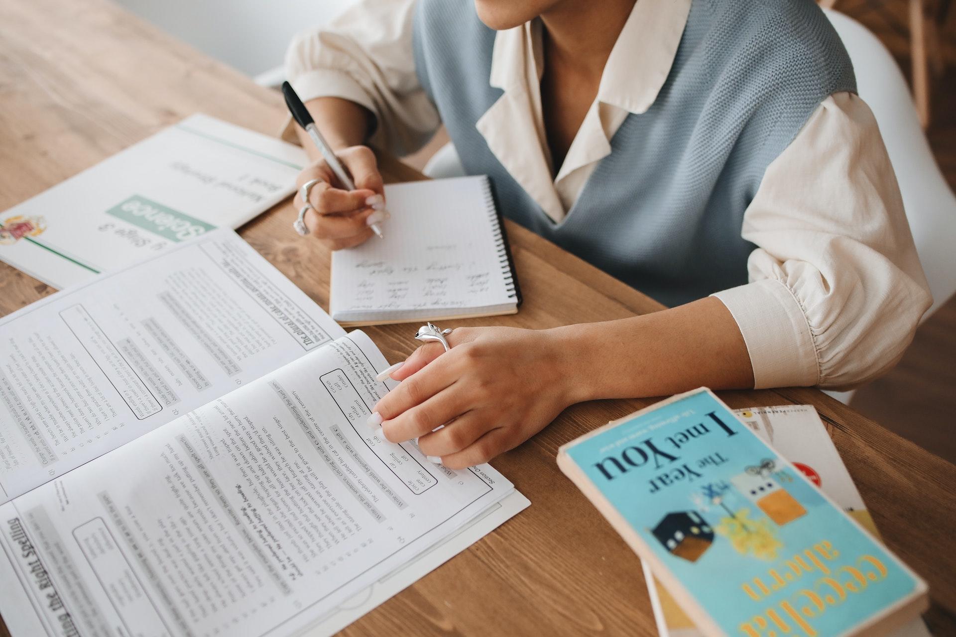 aluna a estudar com livros