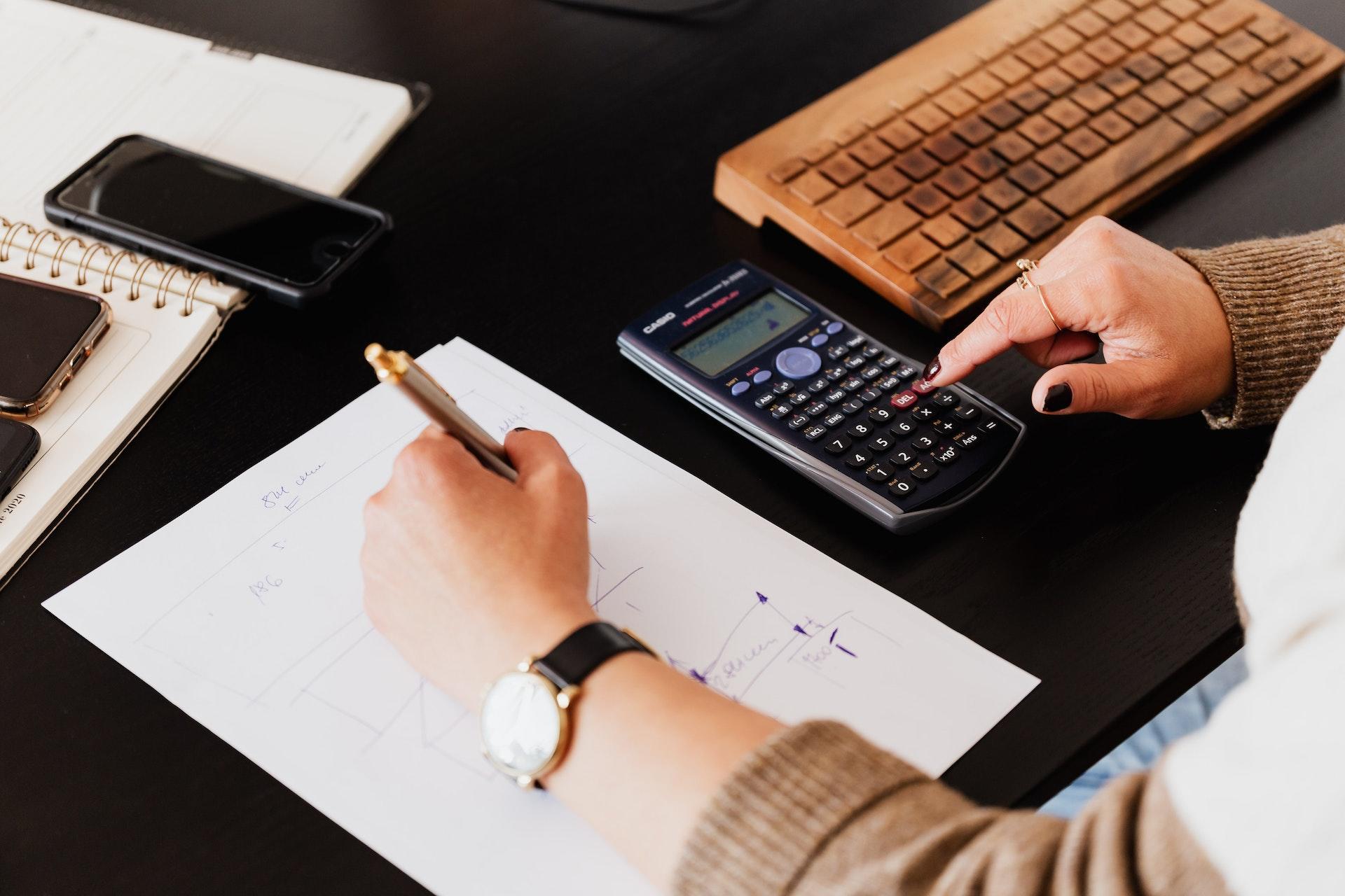fazer contas com caneta e calculadora