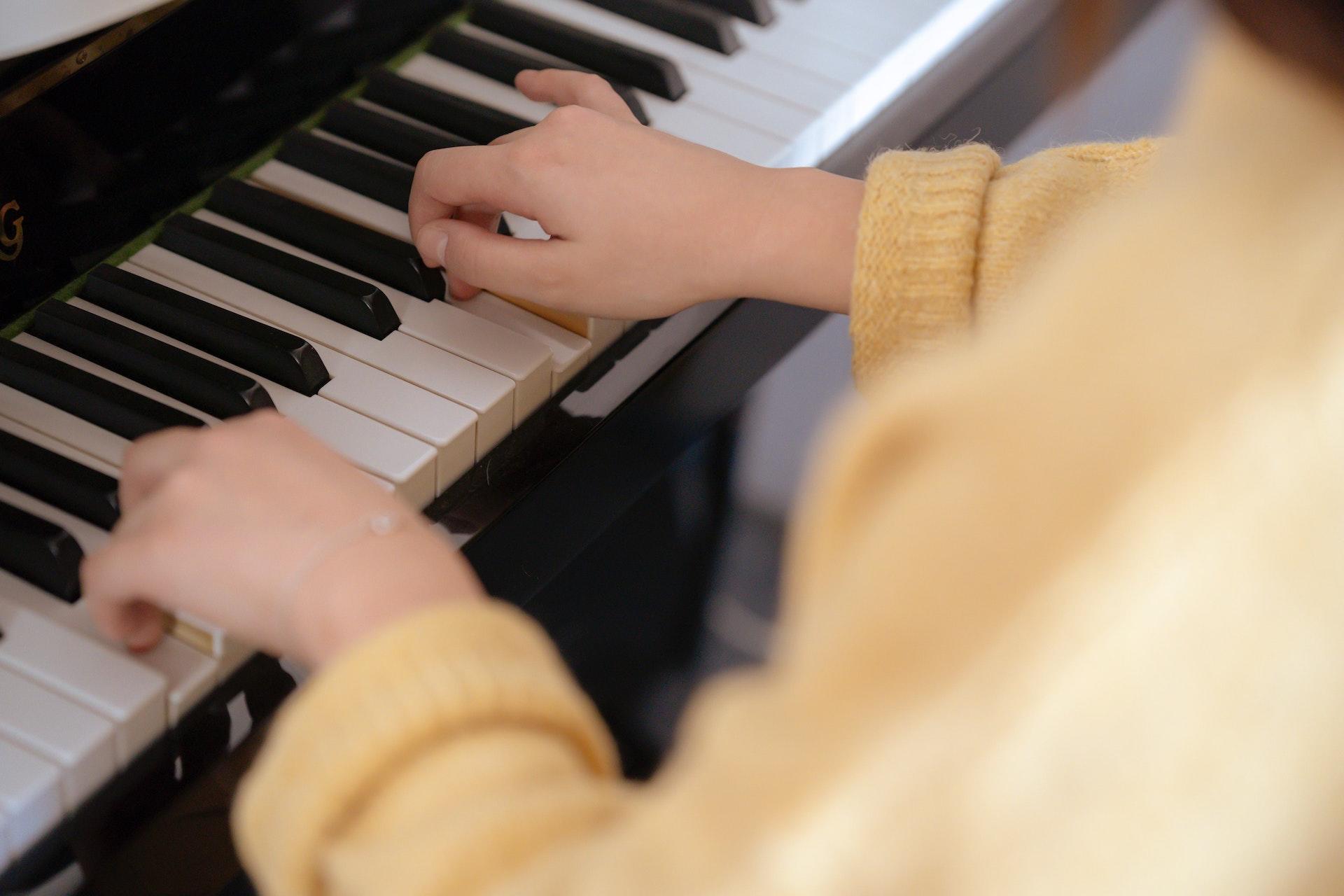pessoas a tocar piano