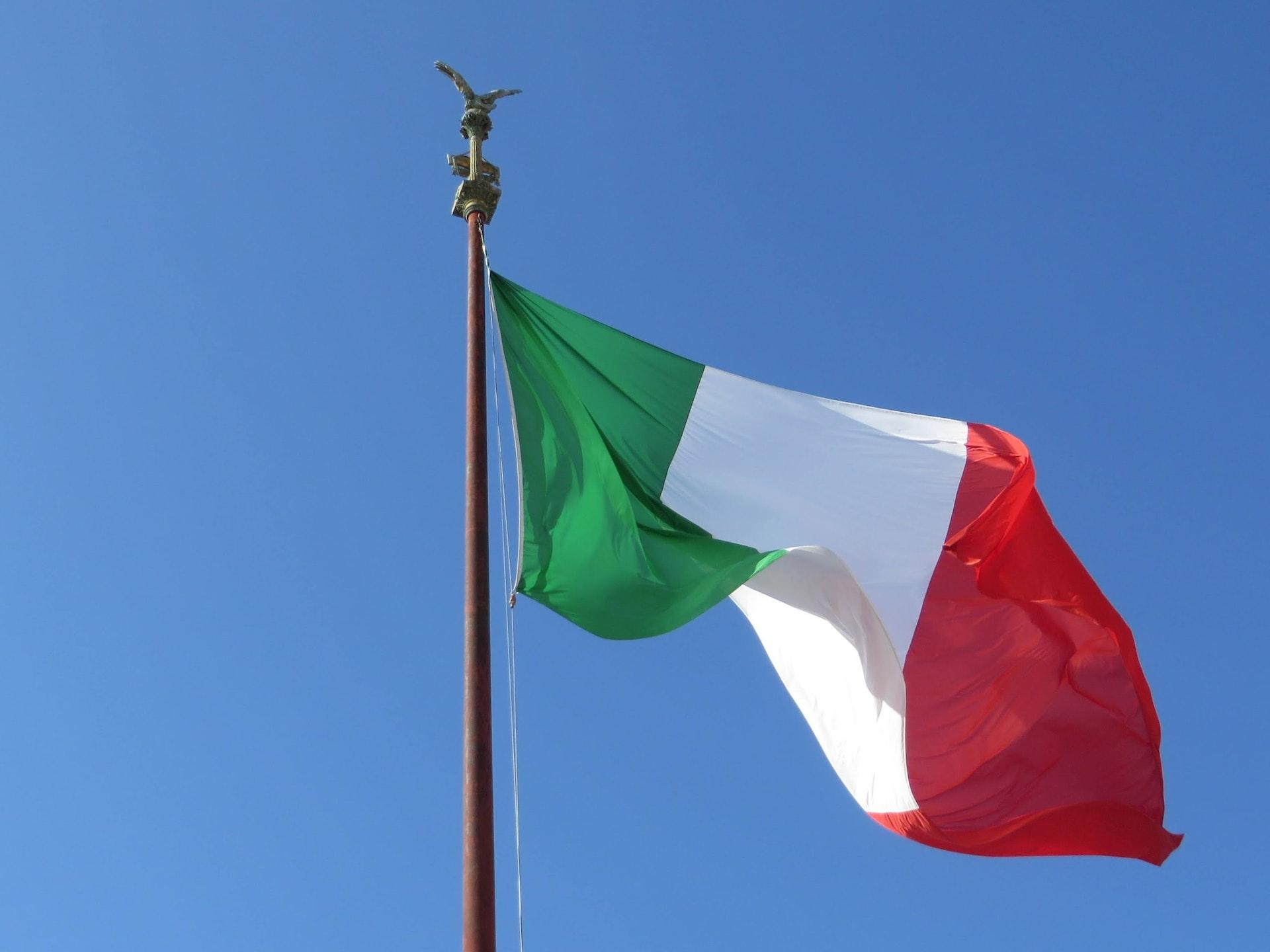 bandeira de italia em poste