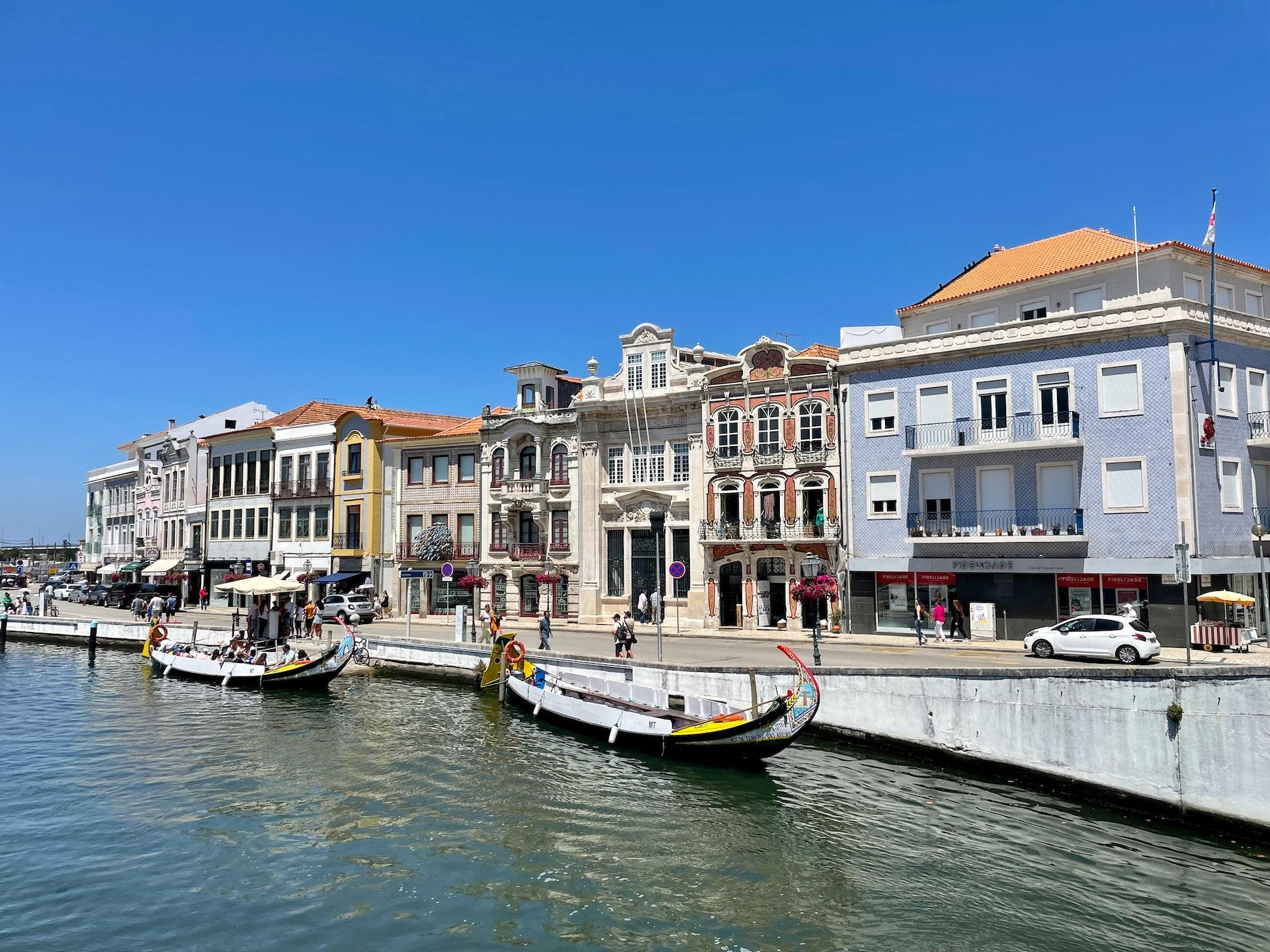 ria de aveiro com barcos