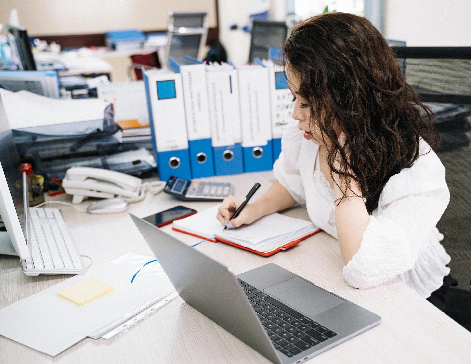 mulher em escritorio com computador