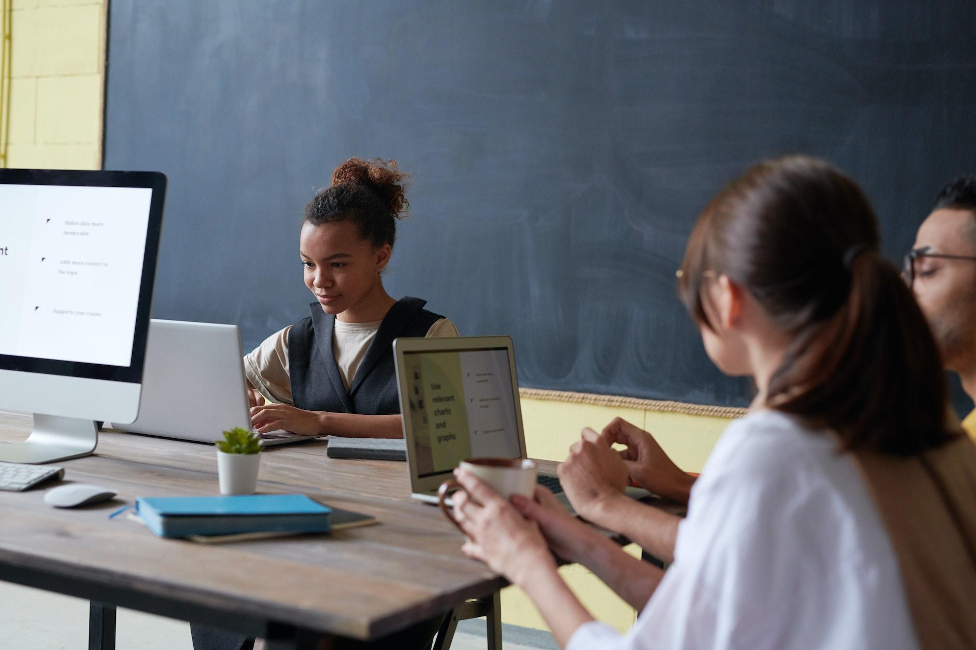alunos com computador em secretaria