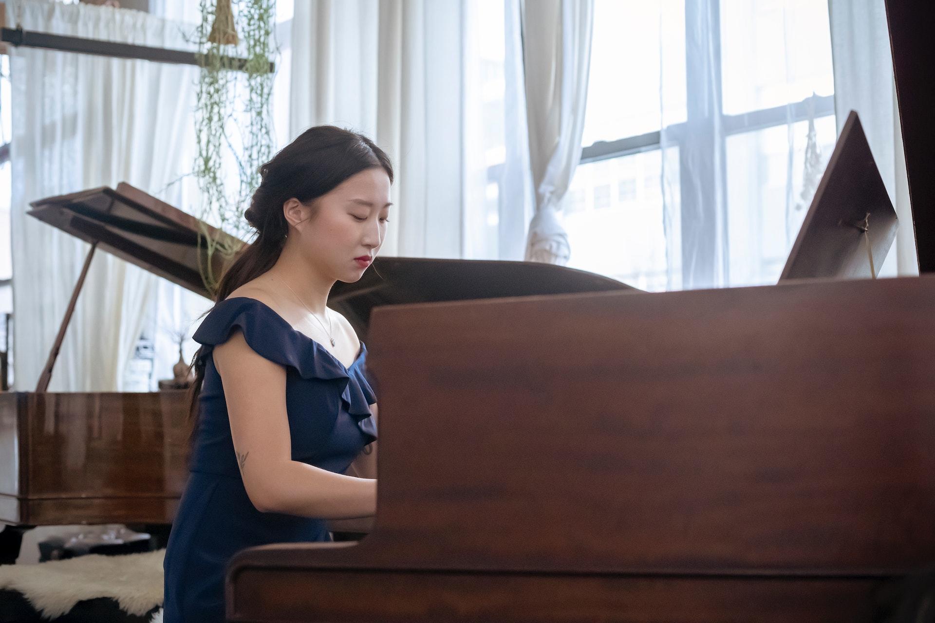 mulher a tocar um piano