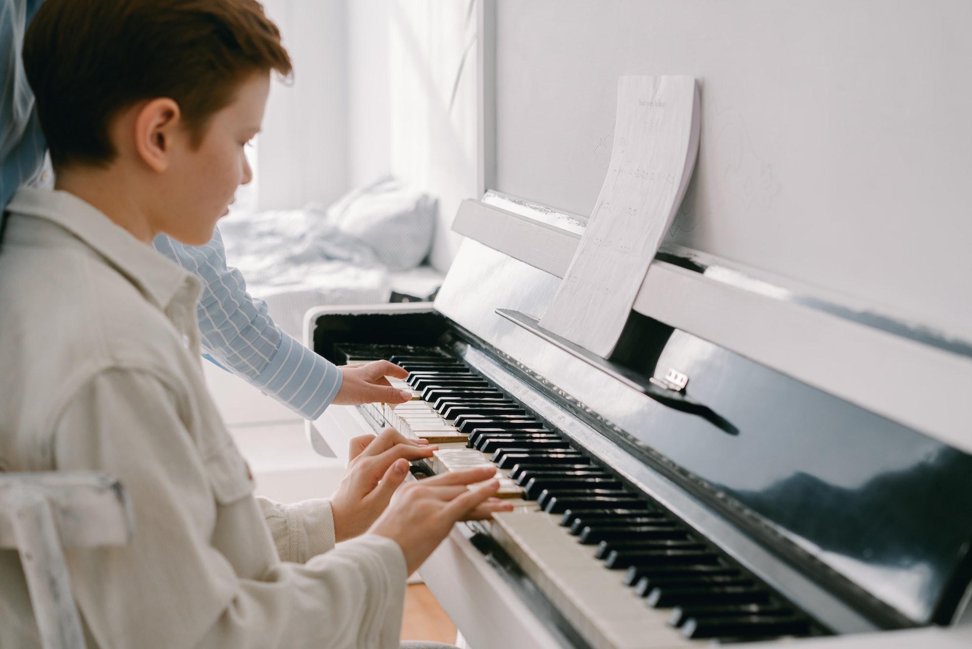 aluno a tocar num piano