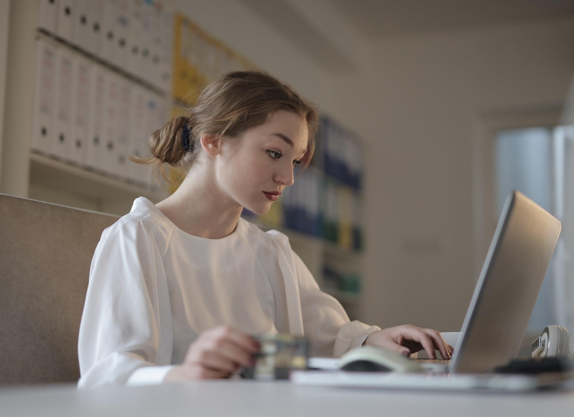 mulher a mexer em computador