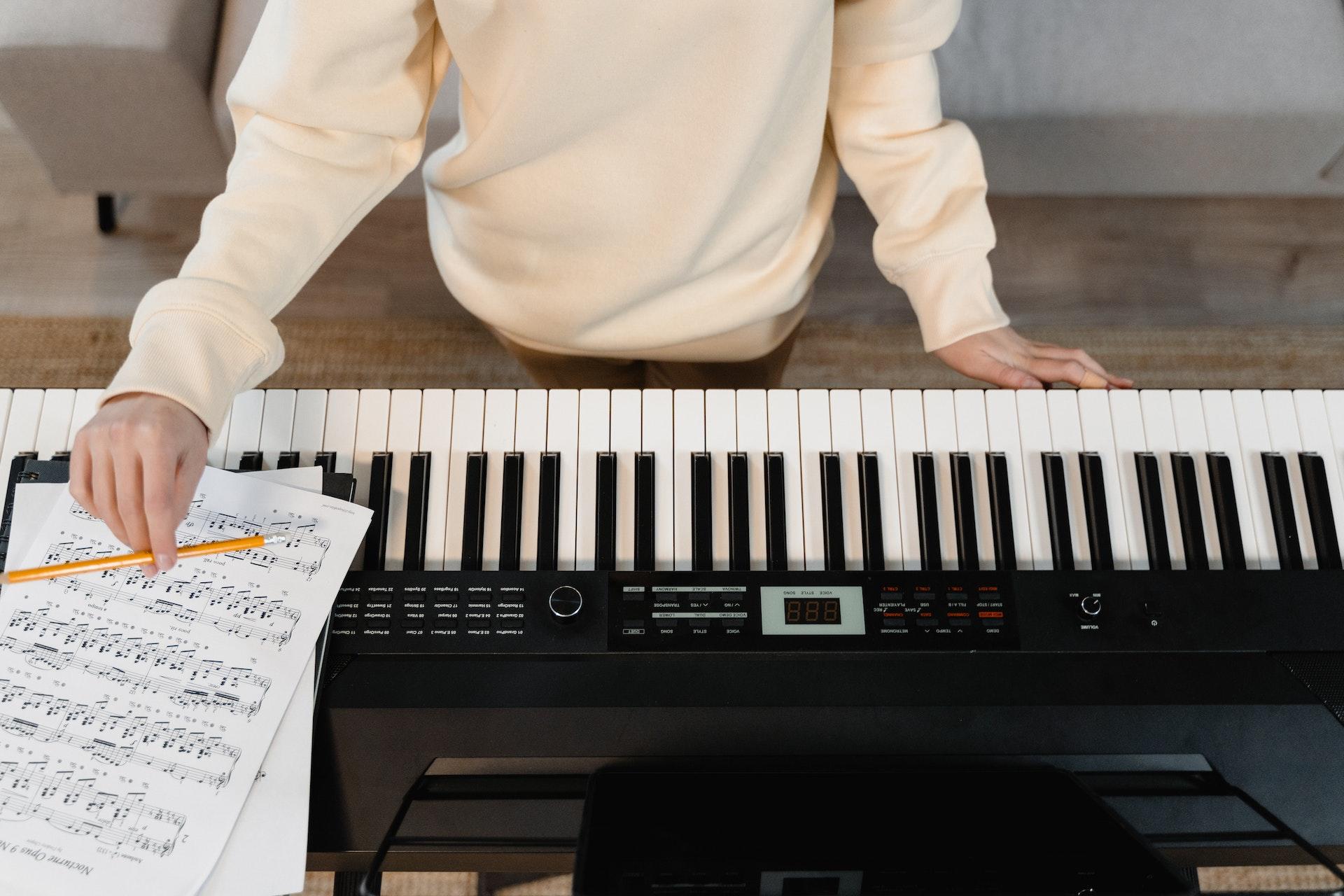 partituras musicais em cima de teclado