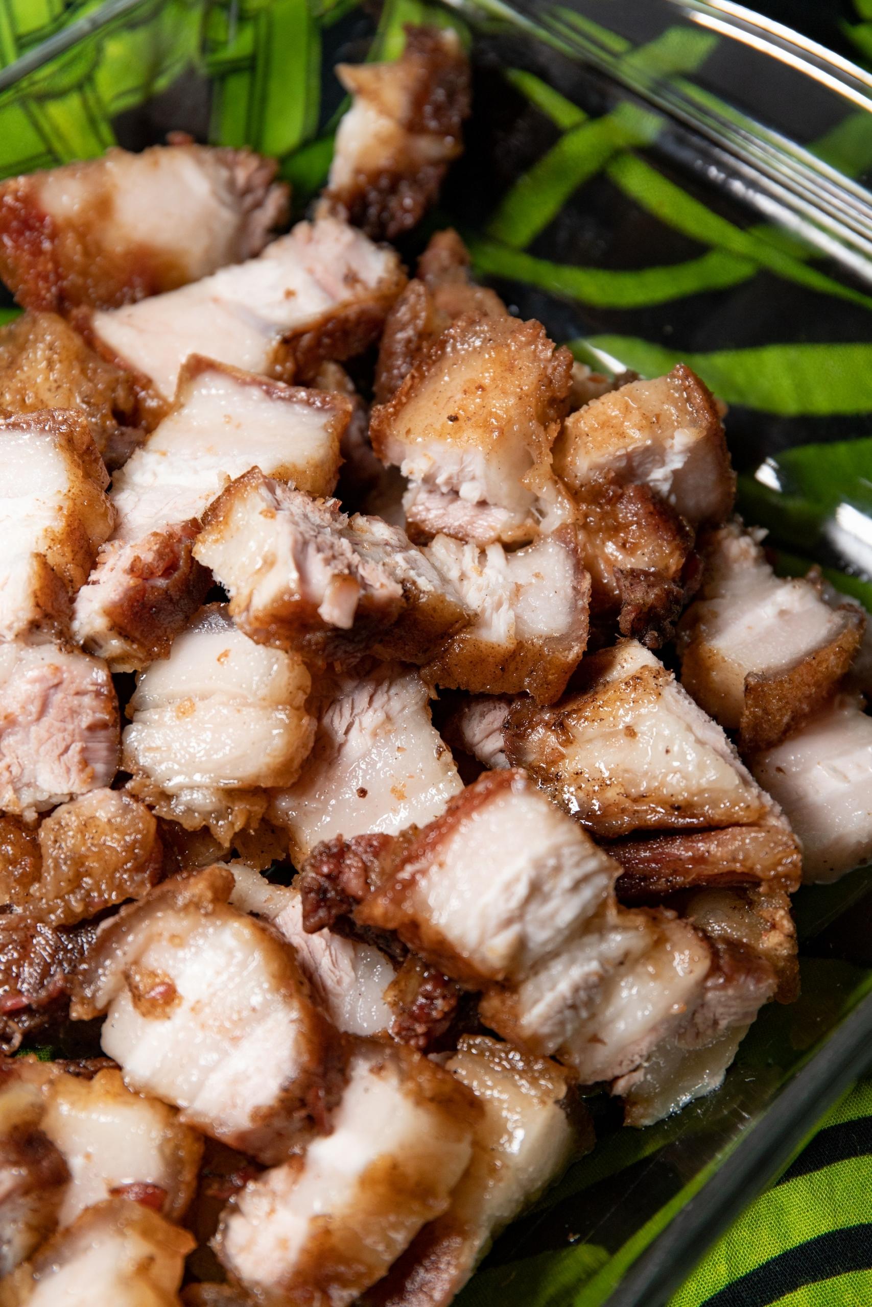pedacos de carne de porco frita