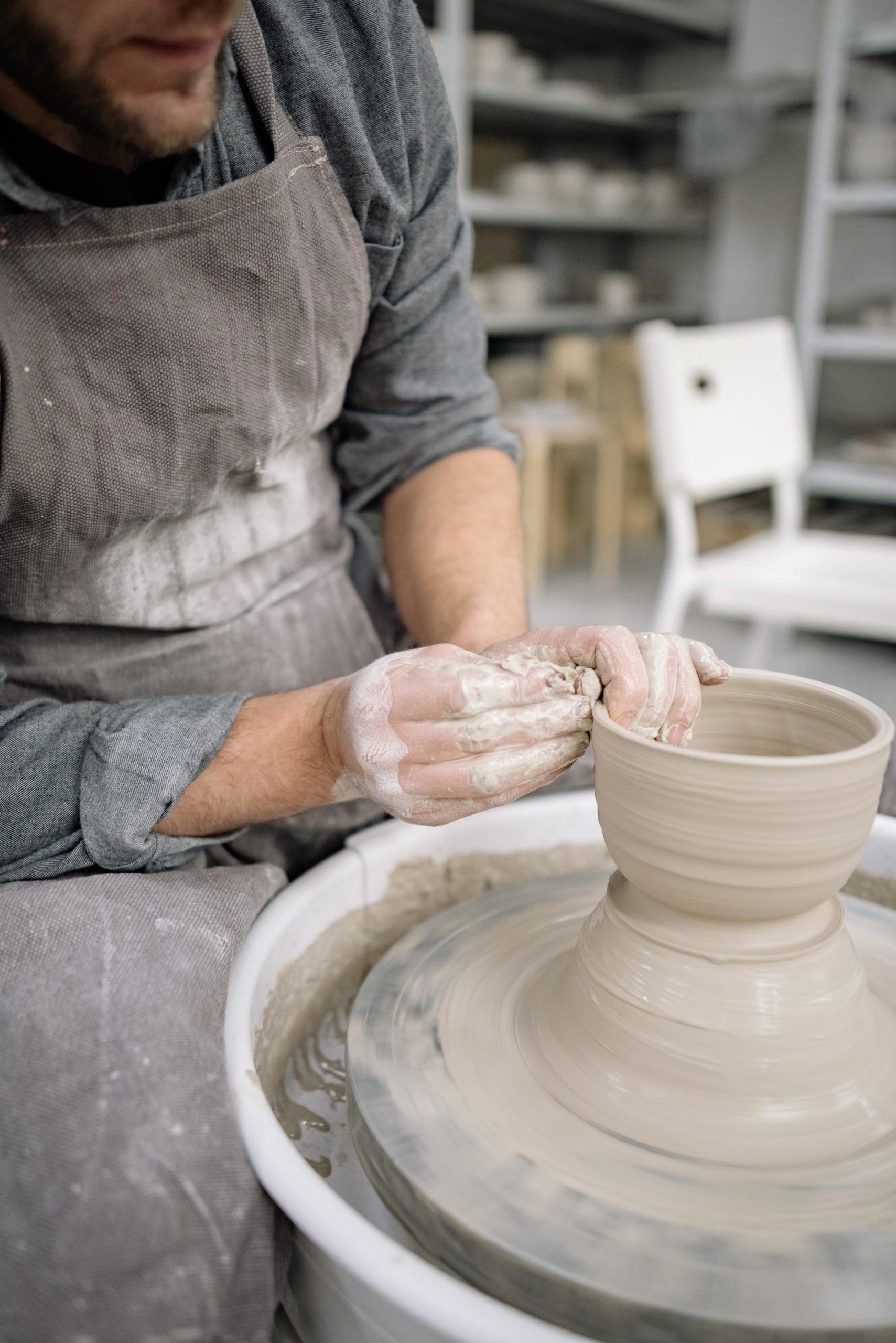 artista a alisar borda de vaso
