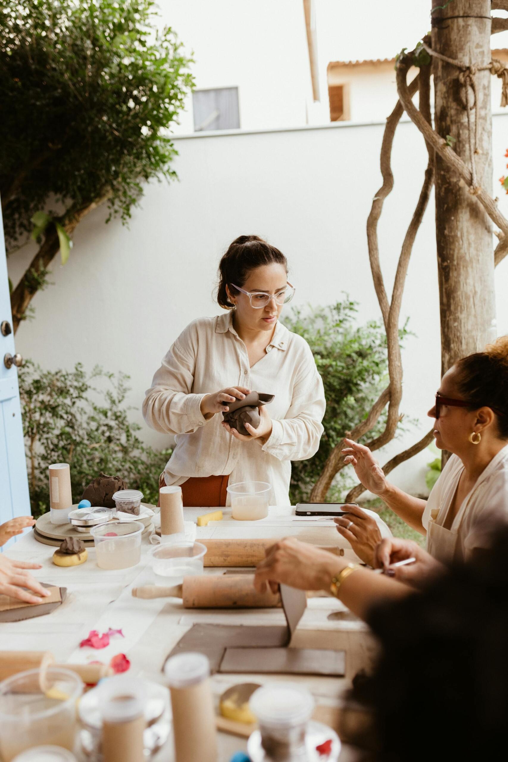 professora com várias alunas em aula de cerâmica