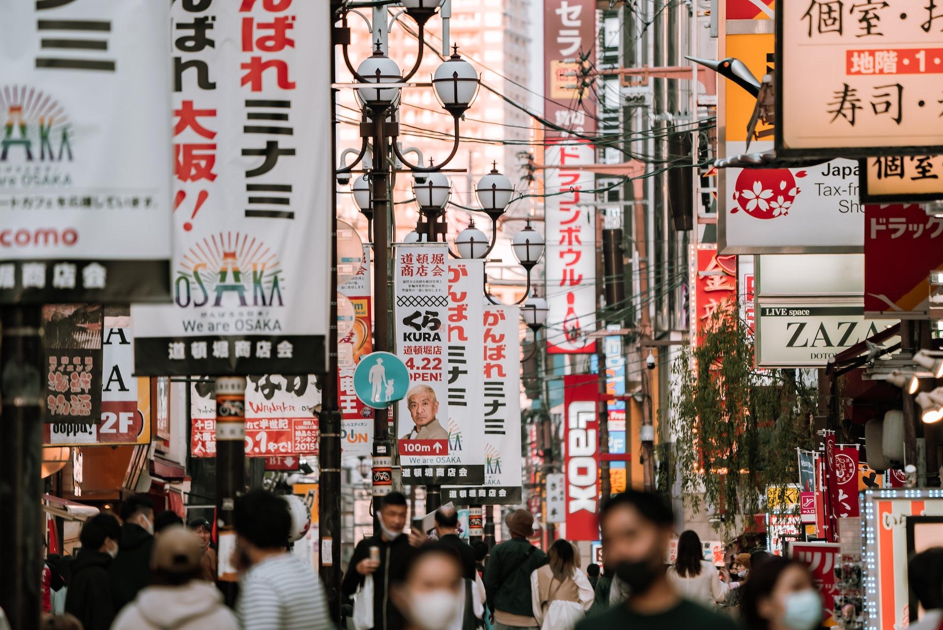 cidade no japão com pessoas