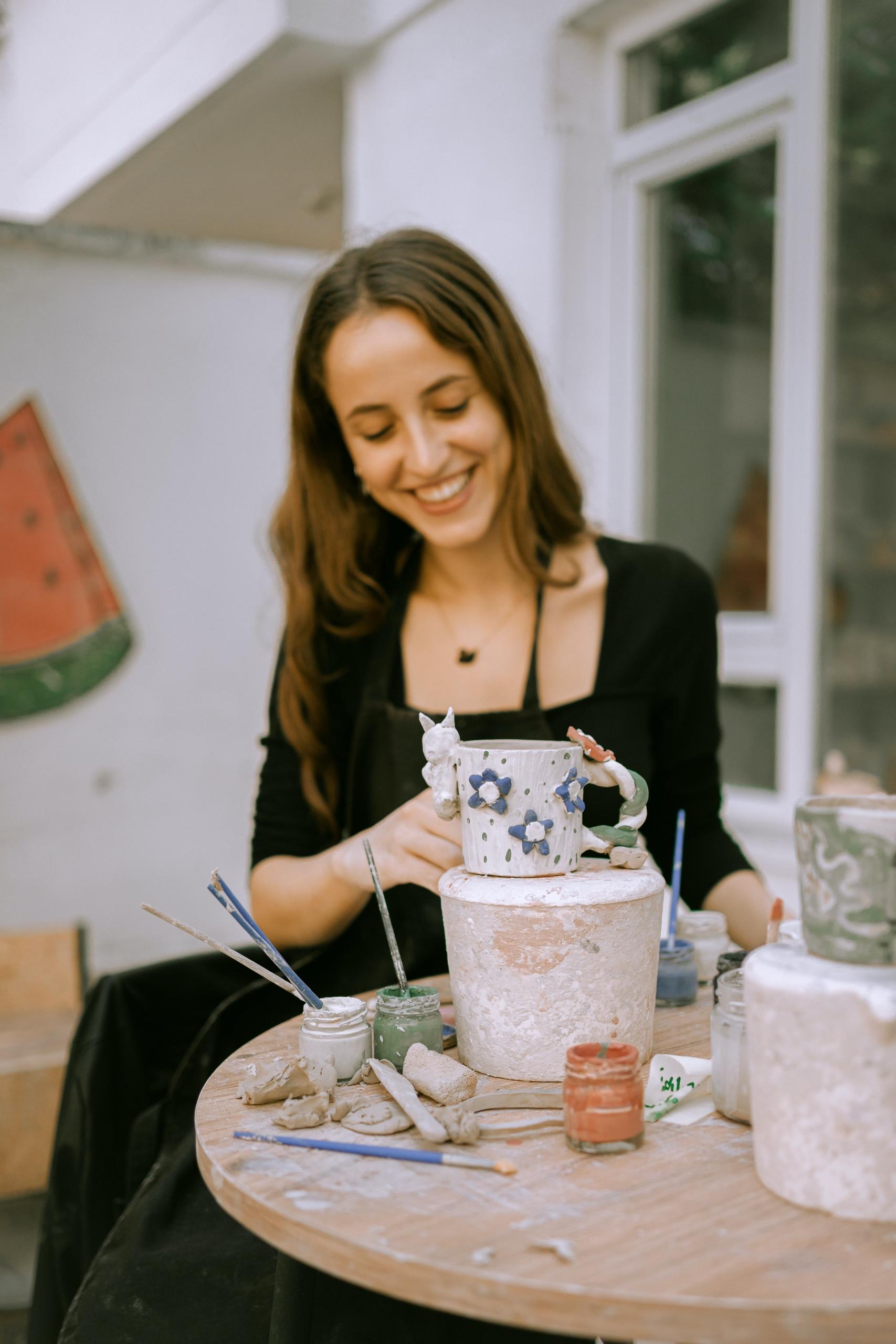 menina a pintar caneca