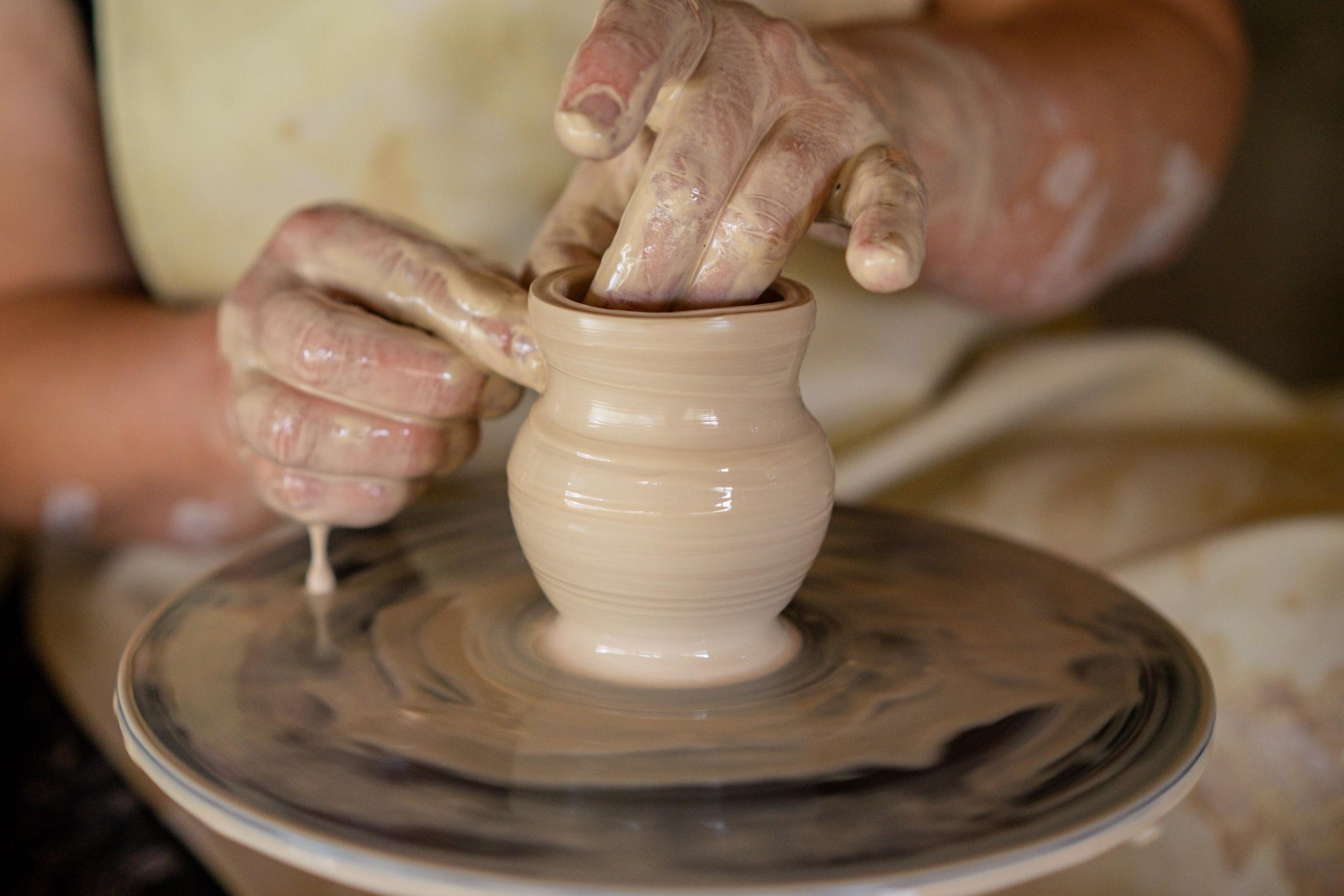 artista a fazer um pequeno vaso