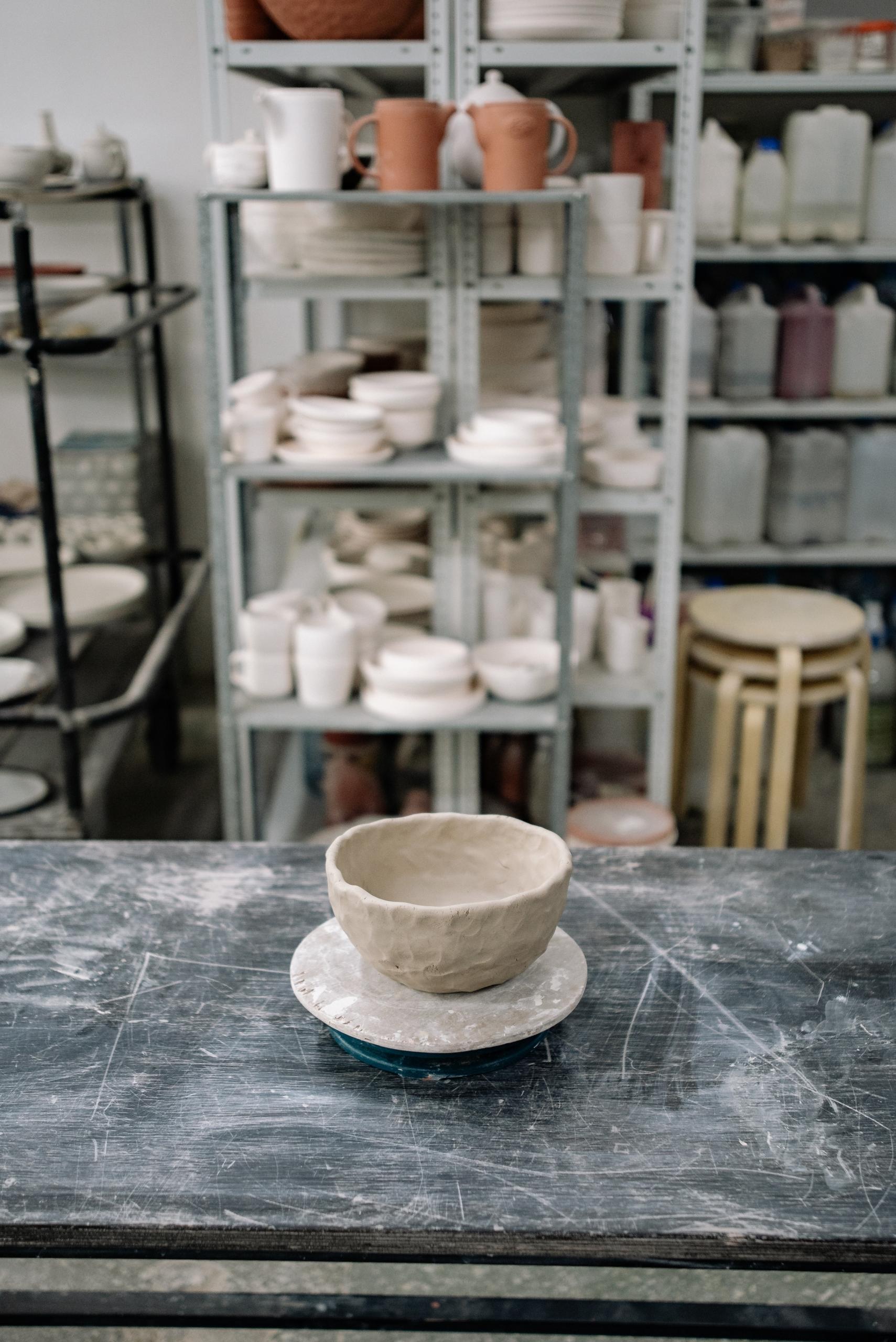 variados armarios com artigos de ceramica