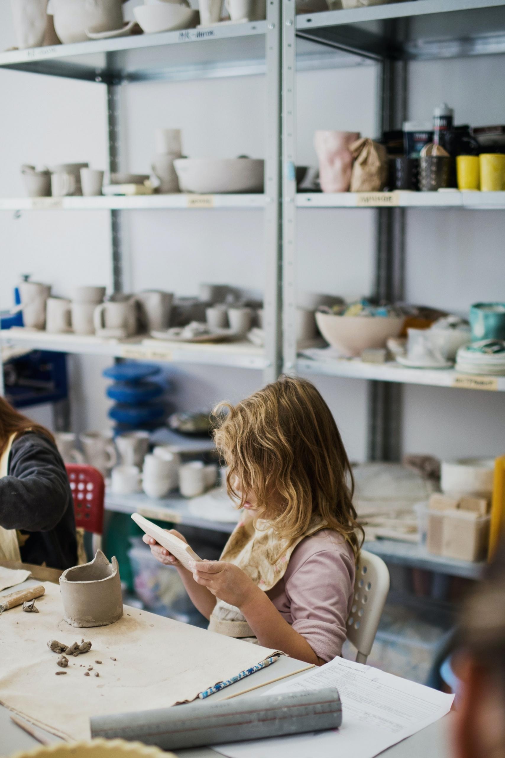 crianca em atelier de ceramica