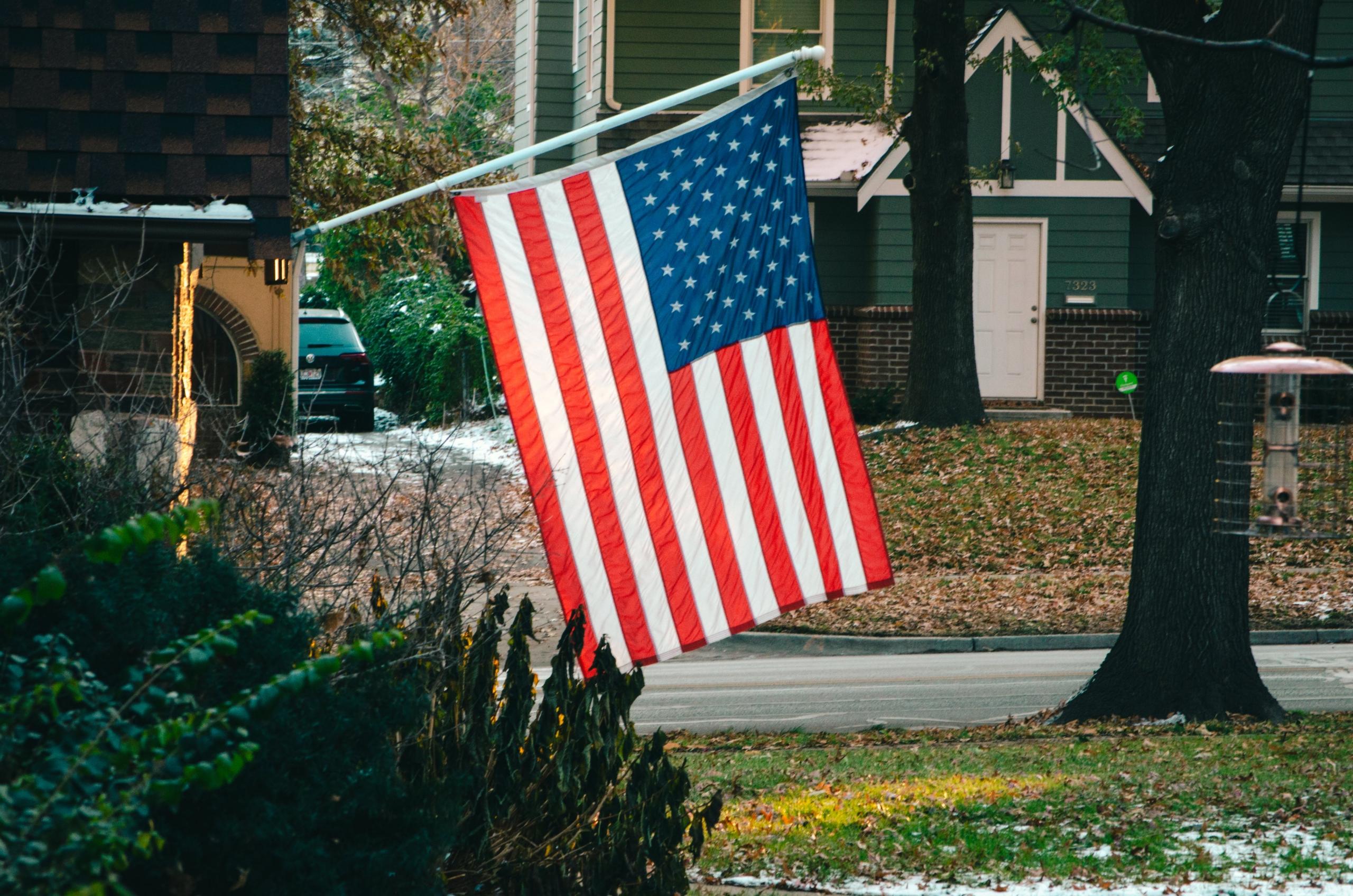 bandeira americana num bairro habitacional