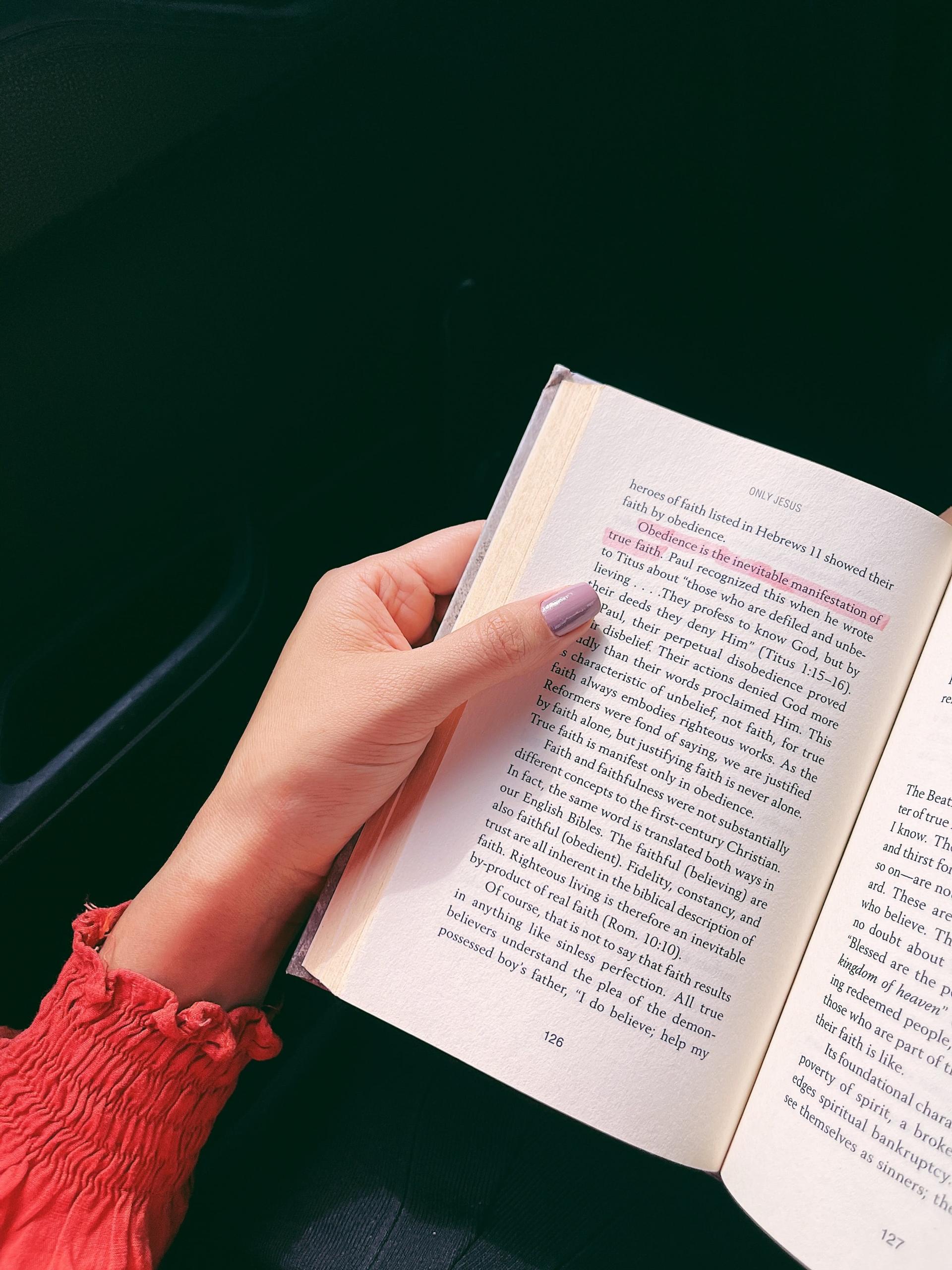 mulher com livro em ingles