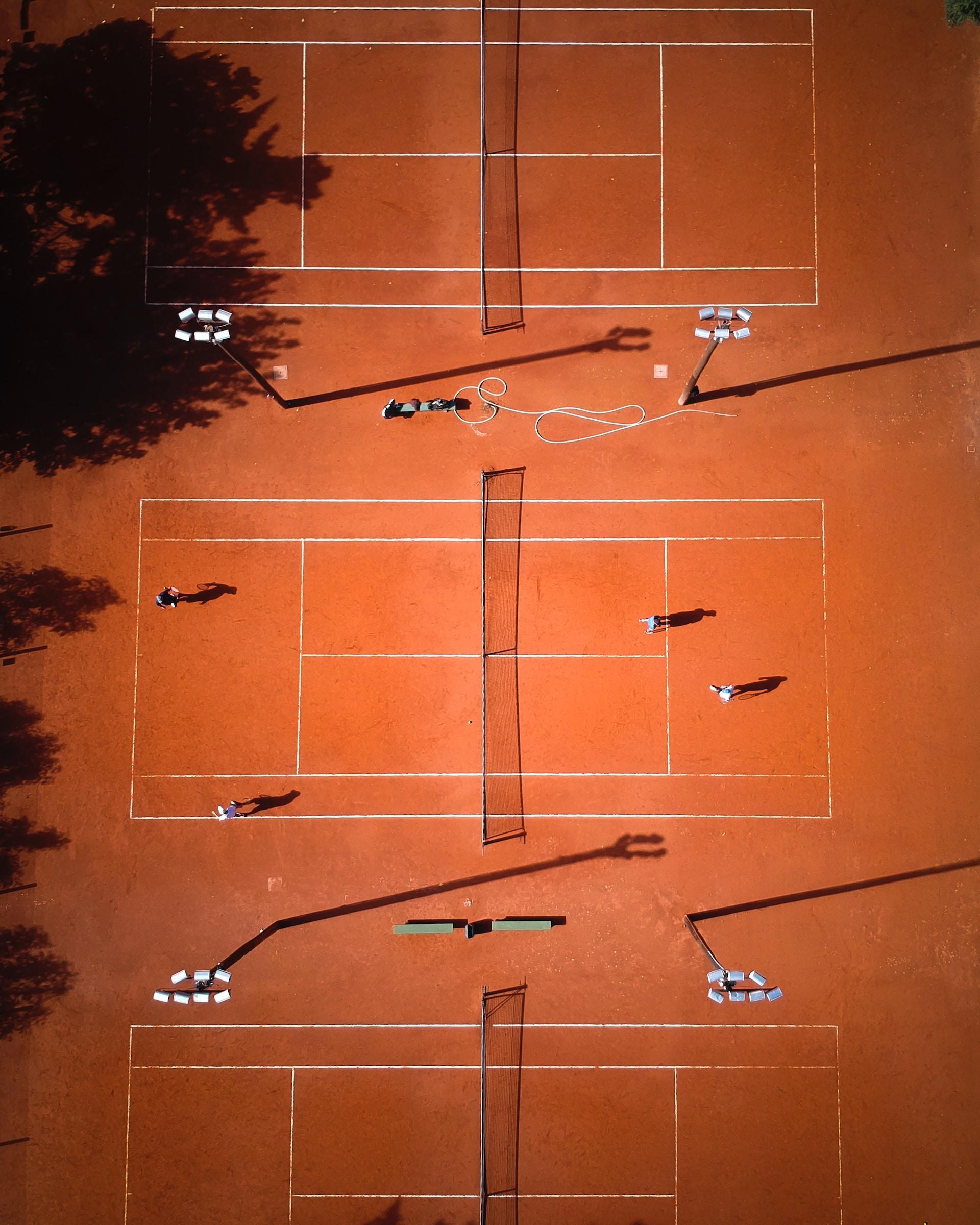 varios campos de tenis em terra batida