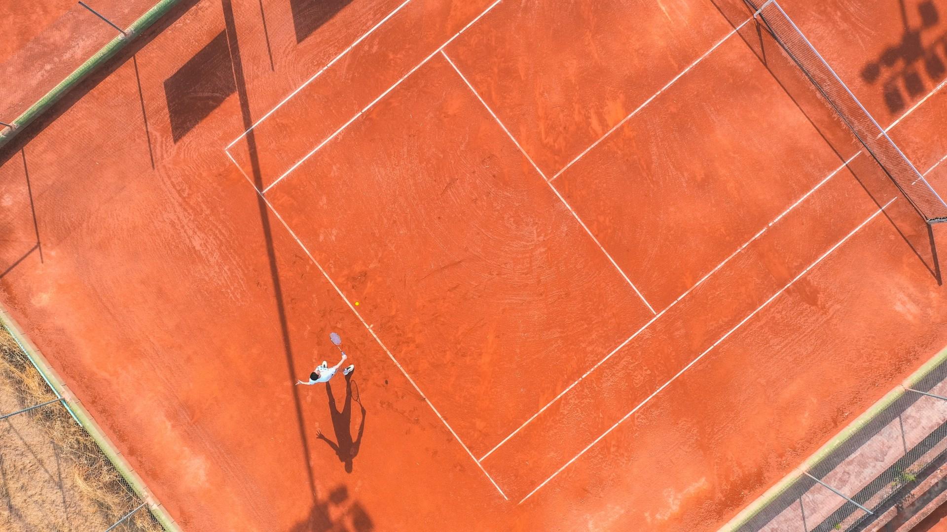 tenista a jogar em terra batida
