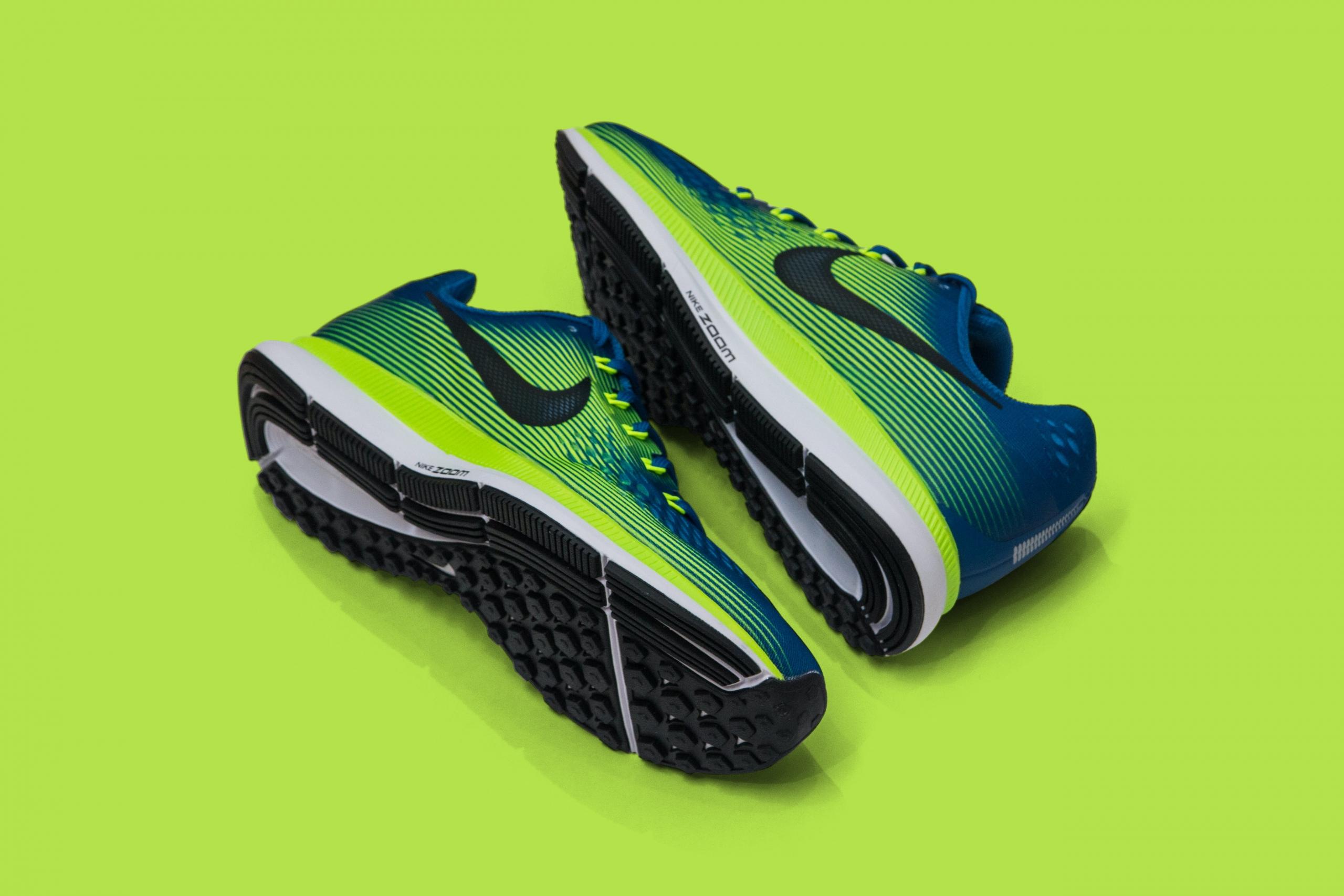 sapatilhas nike em fundo verde