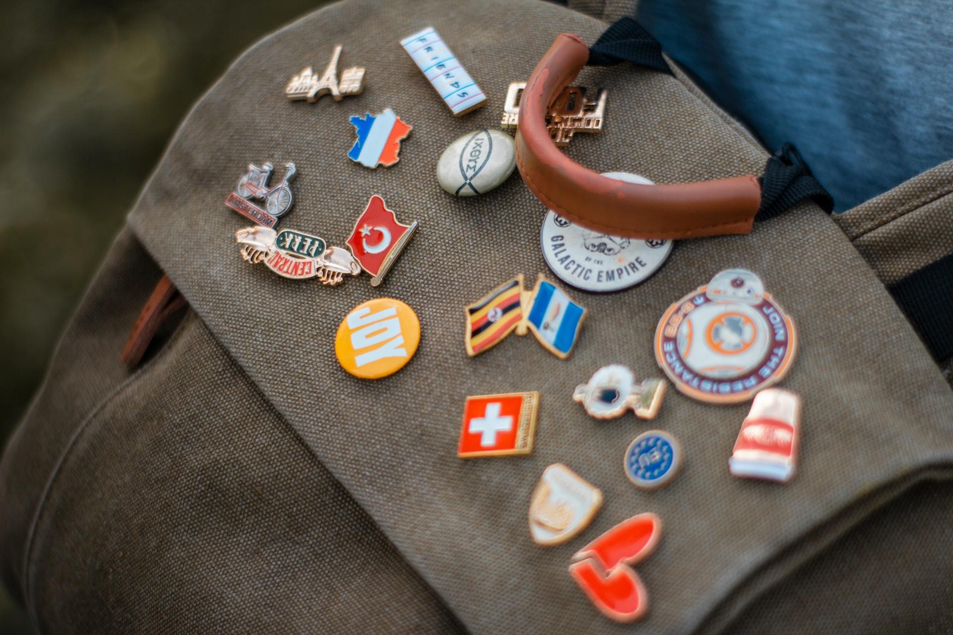 mochila mostrado vários pins de países