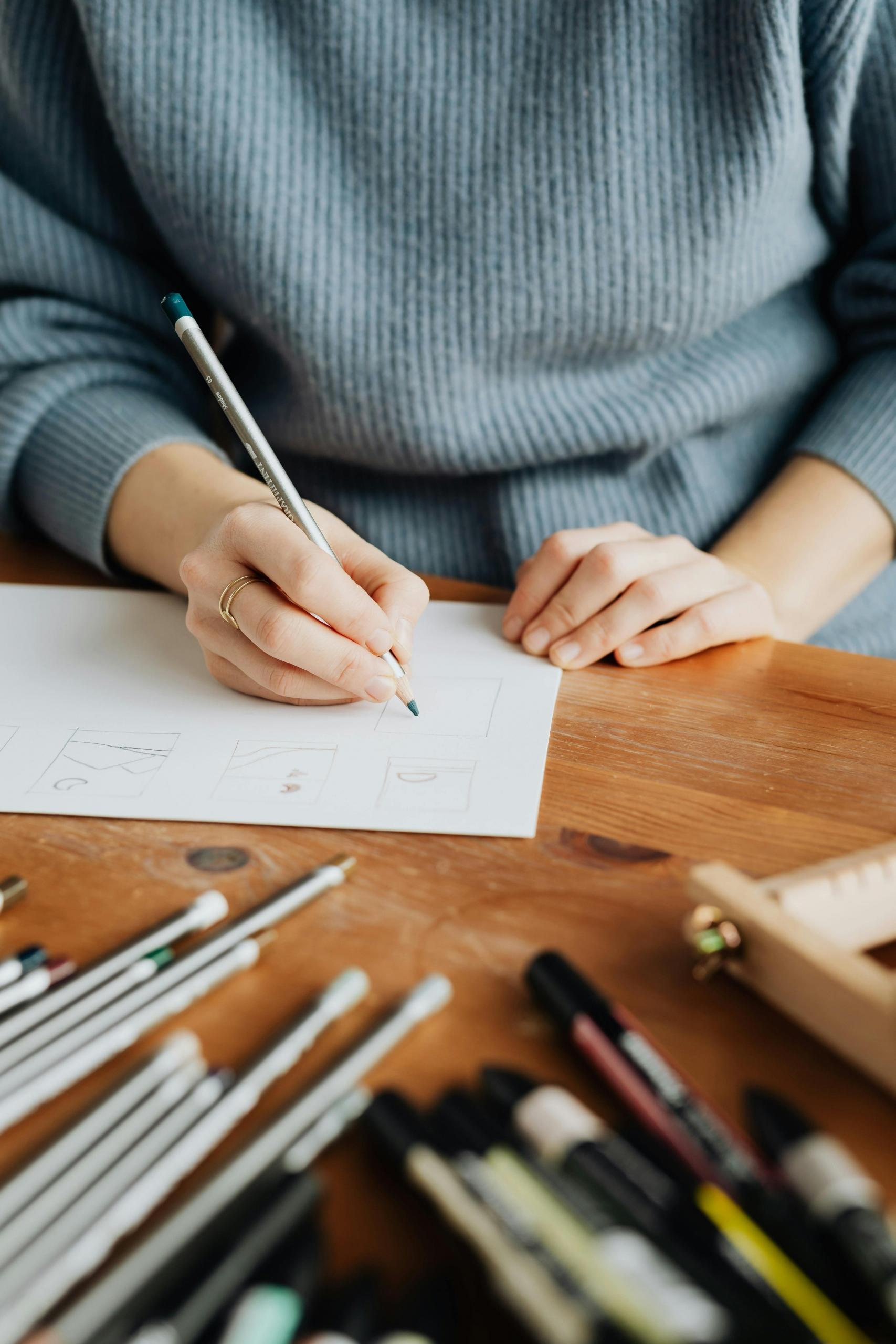 pessoa a desenhar com lapis