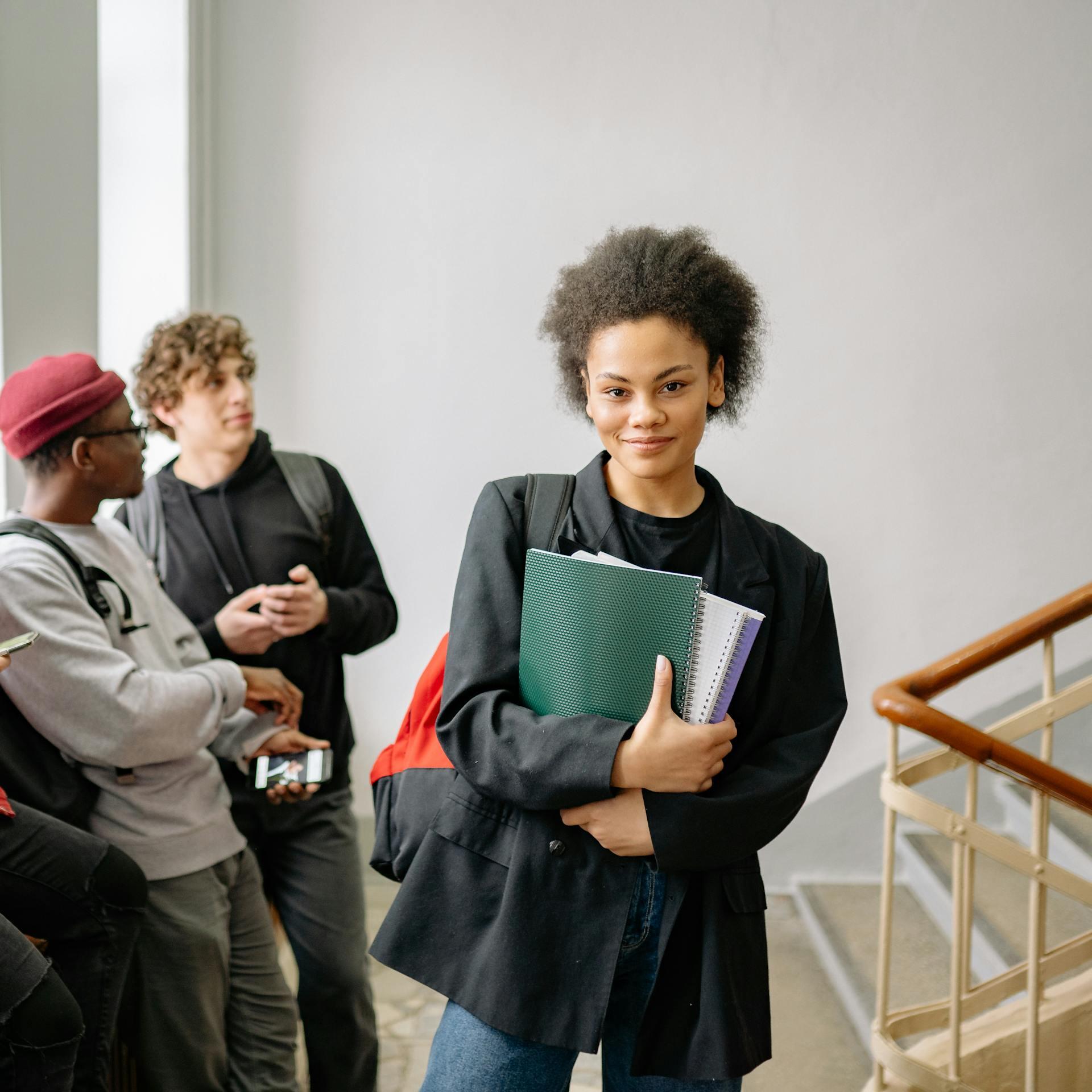 vários alunos numa escadaria a conversar