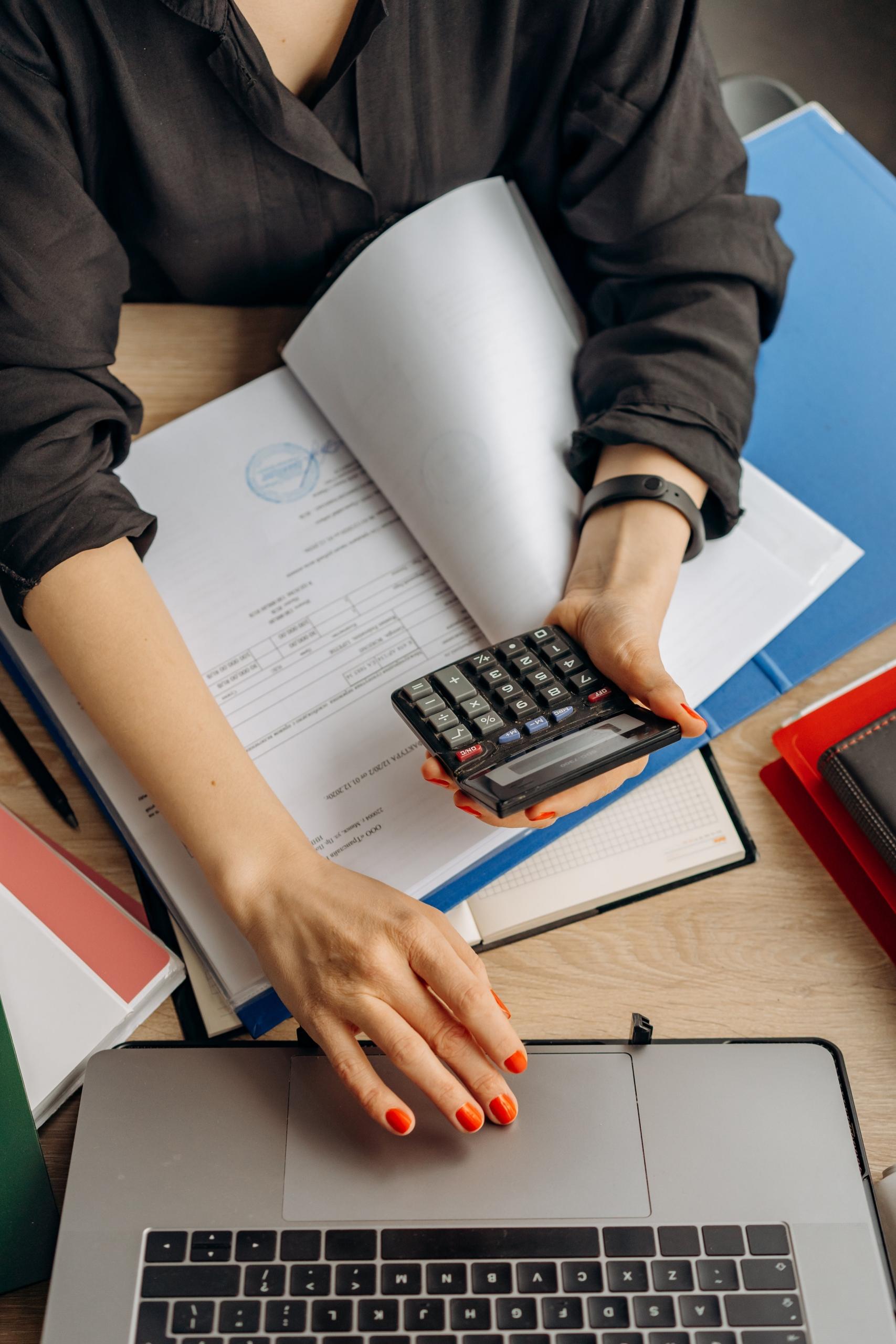 mulher a mexer em computador e calculadora
