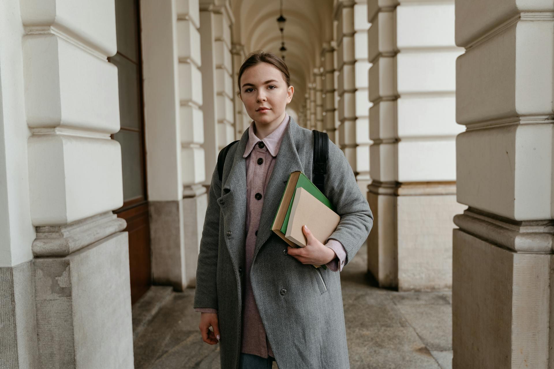aluna jovem a segurar em dois livros