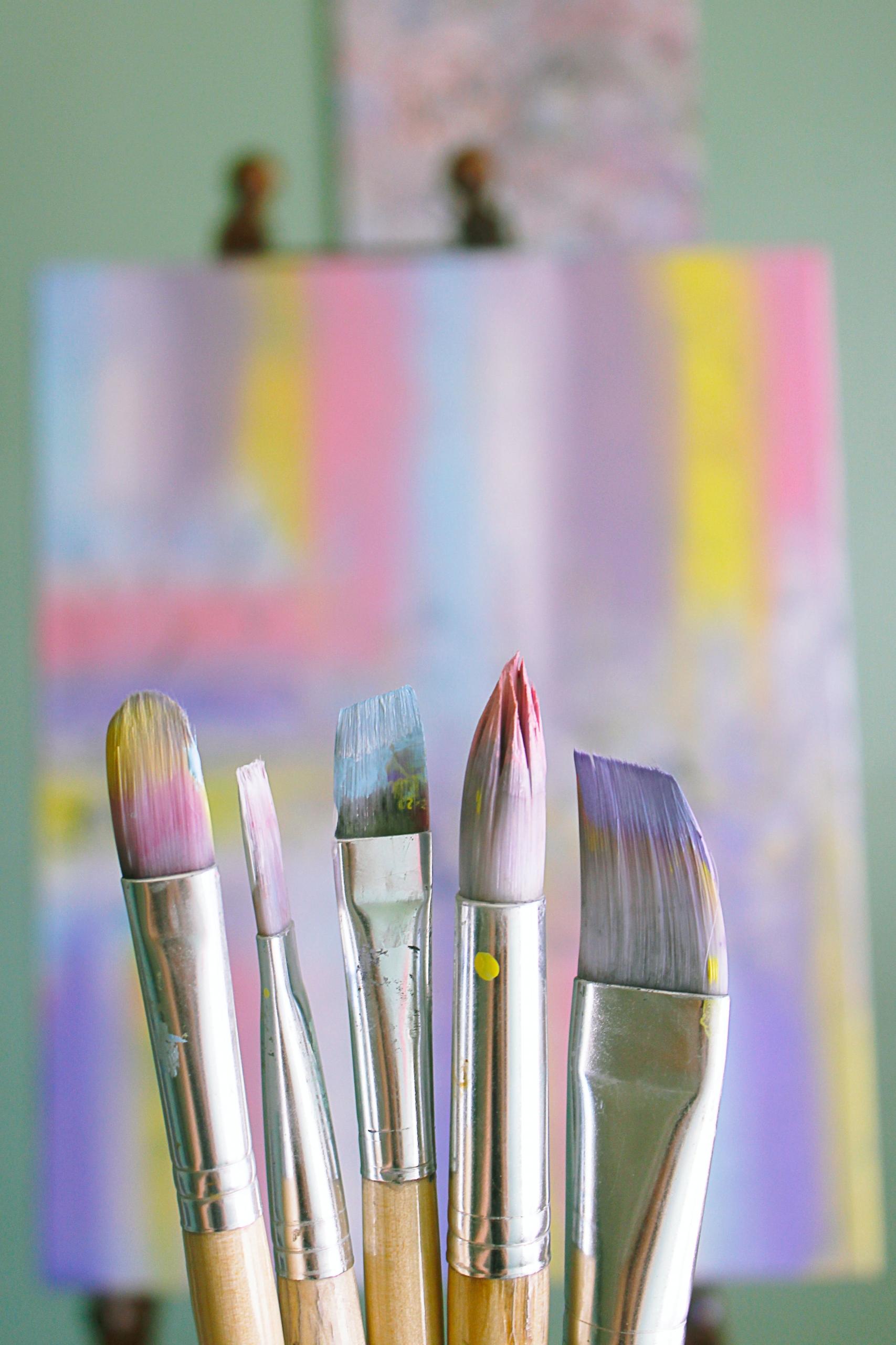 conjunto de pinceis sujos de tinta