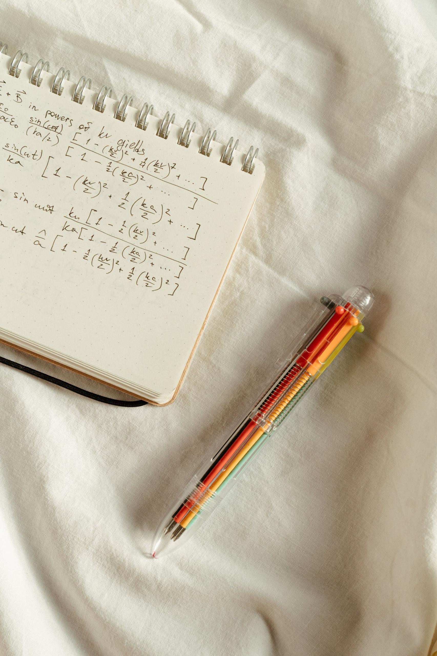 caderno com calculos matematicos