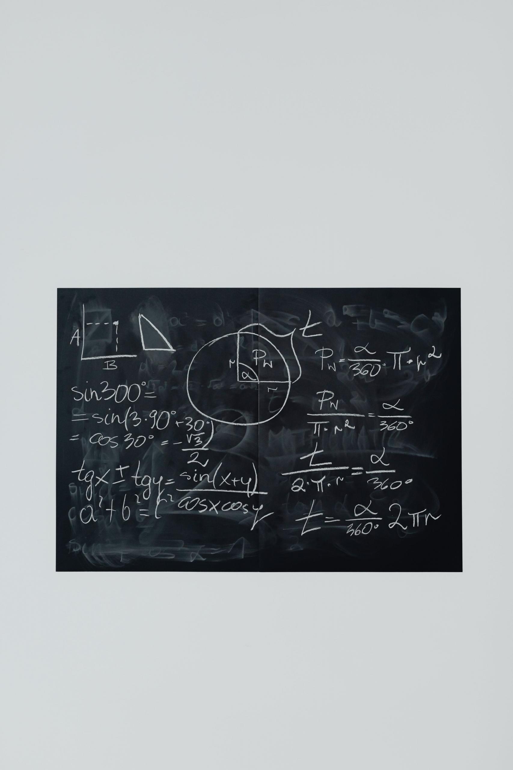 quadro com varias equacoes e calculos