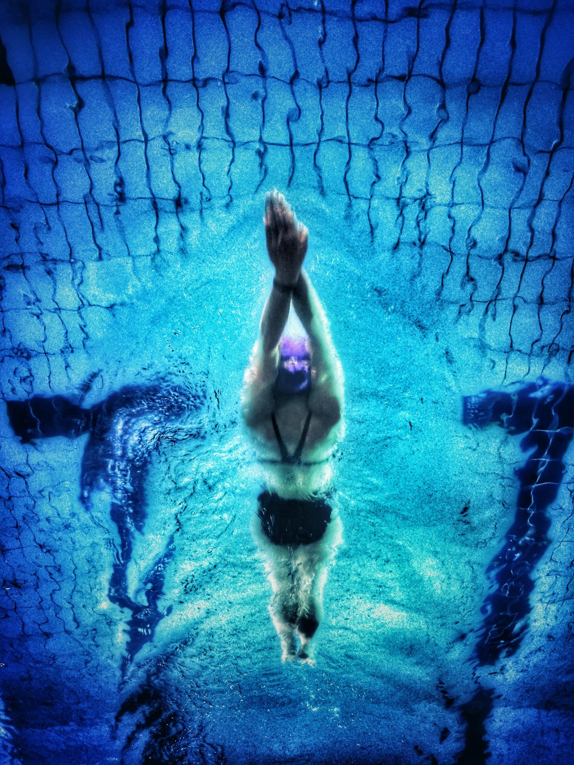 pessoa a nadar numa piscina