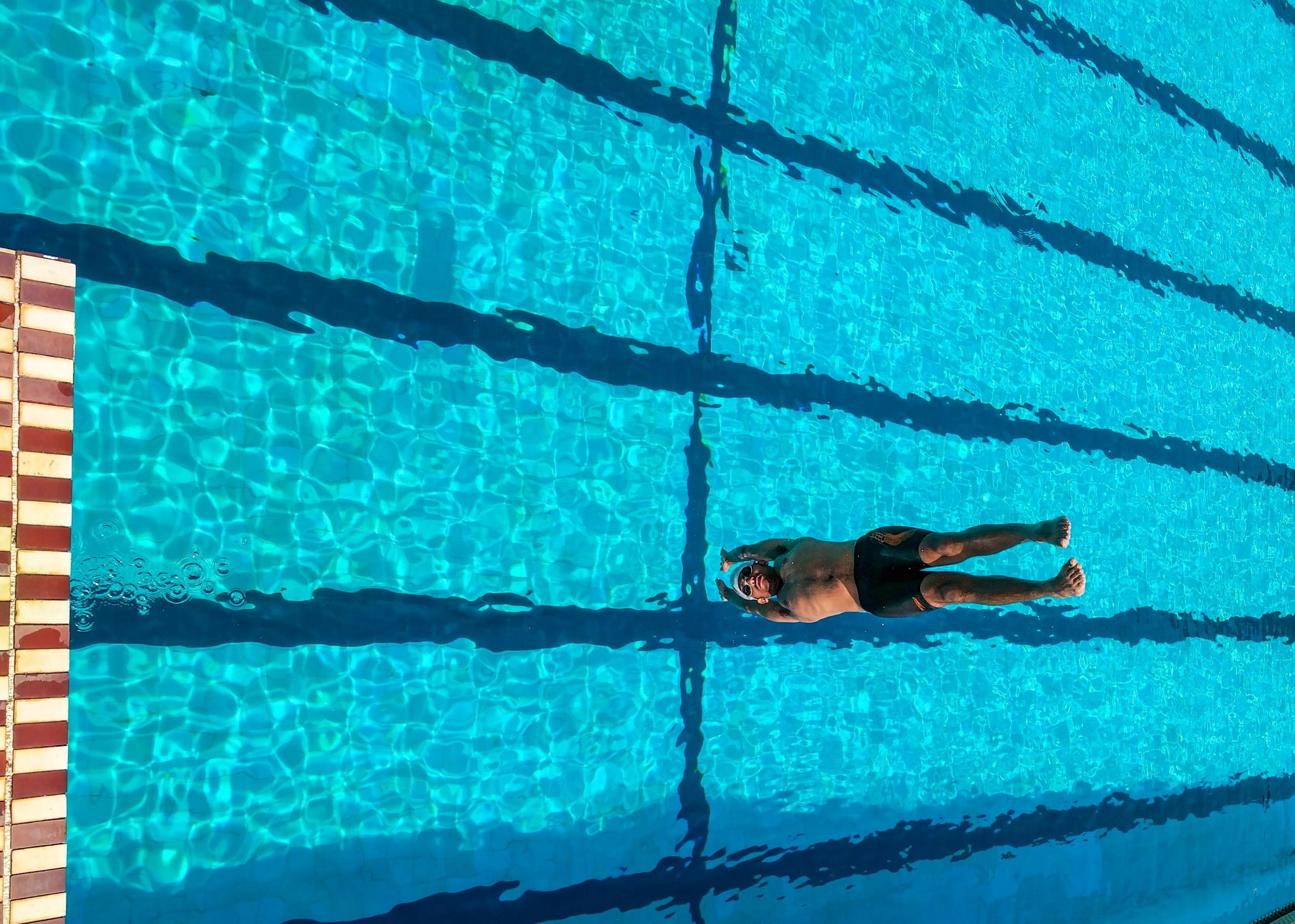 nadador a saltar para a piscina