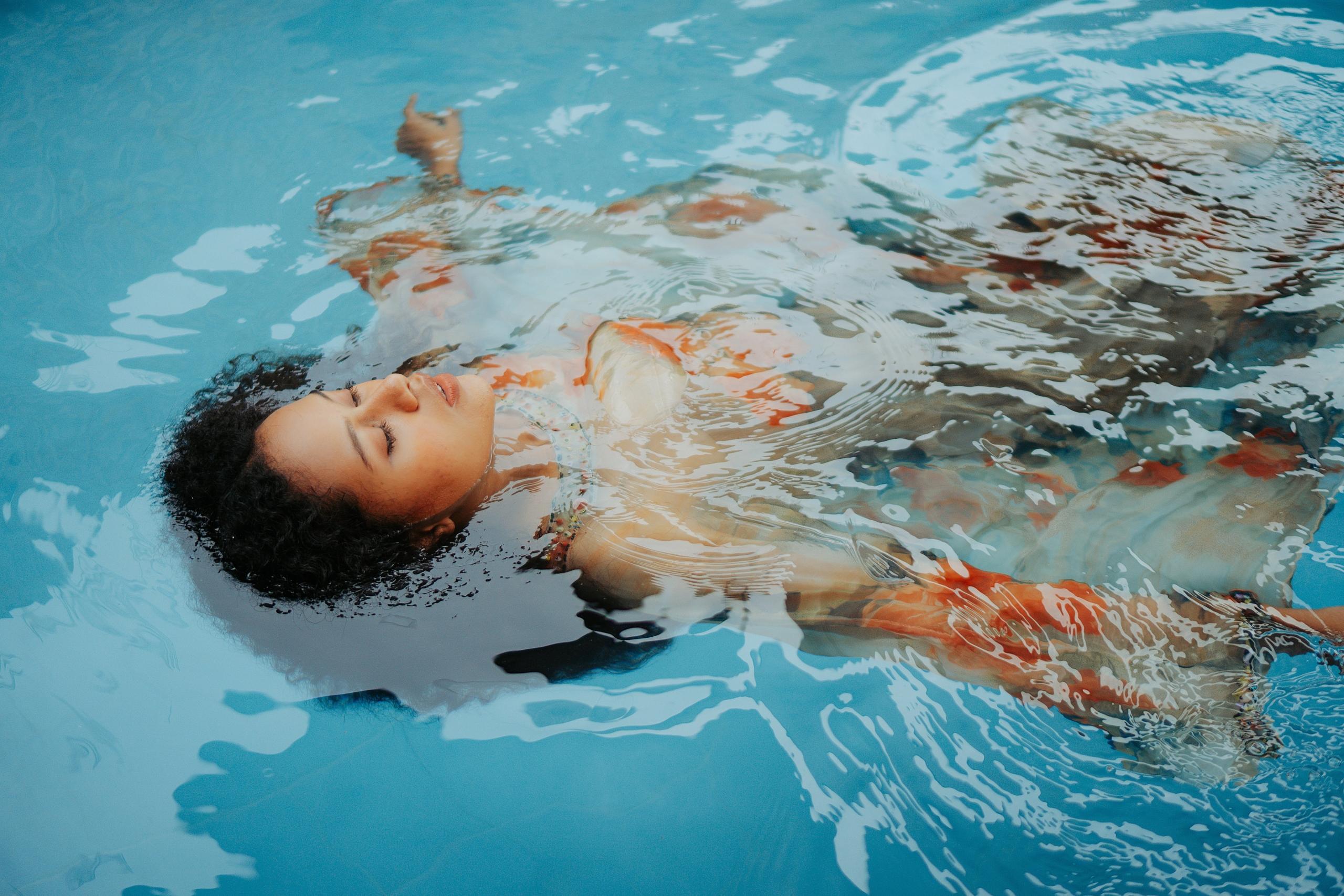 mulher a relaxar dentro de agua
