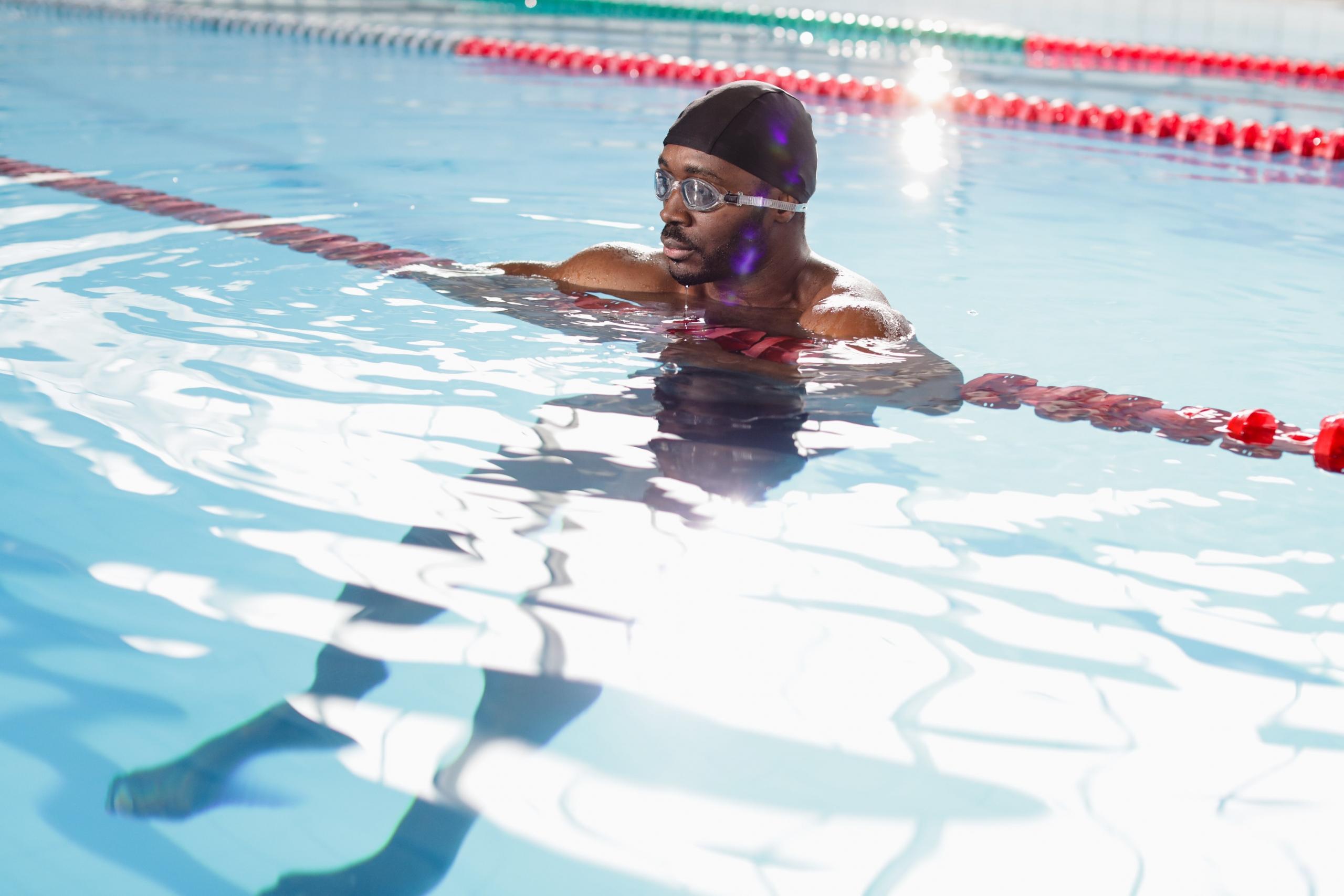 homem dentro da piscina