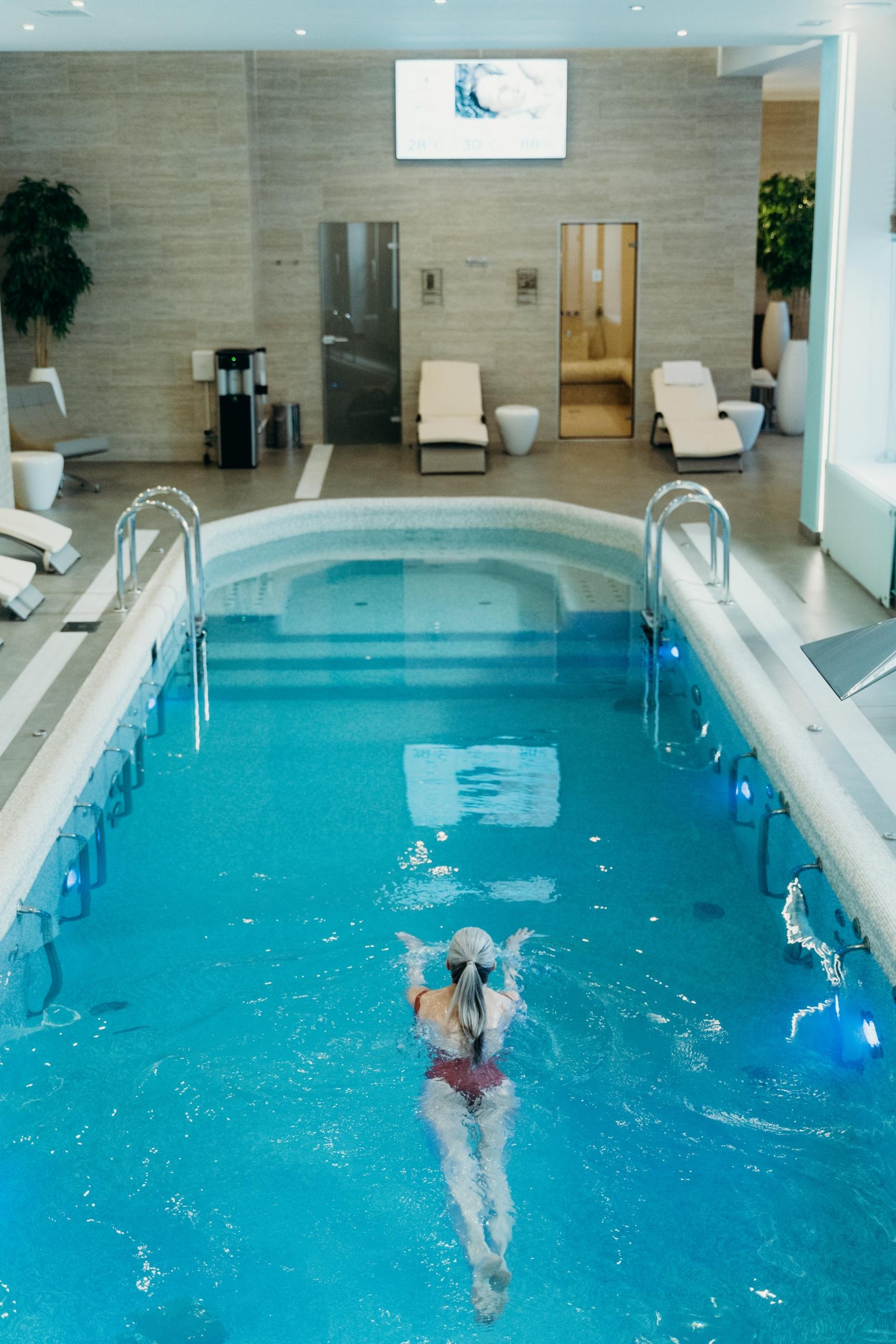 idosa a nadar na piscina