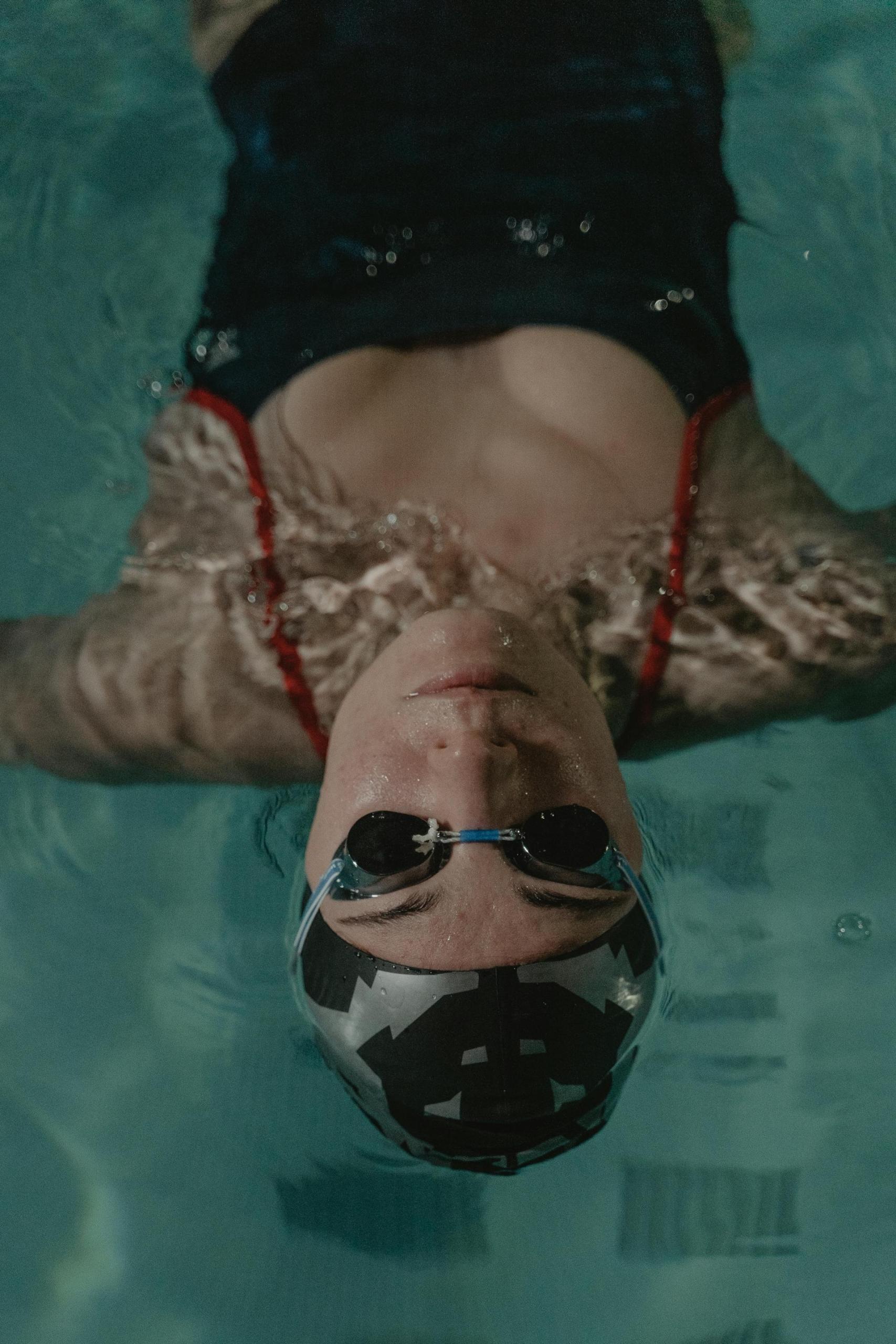 mulher dentro de agua com oculos