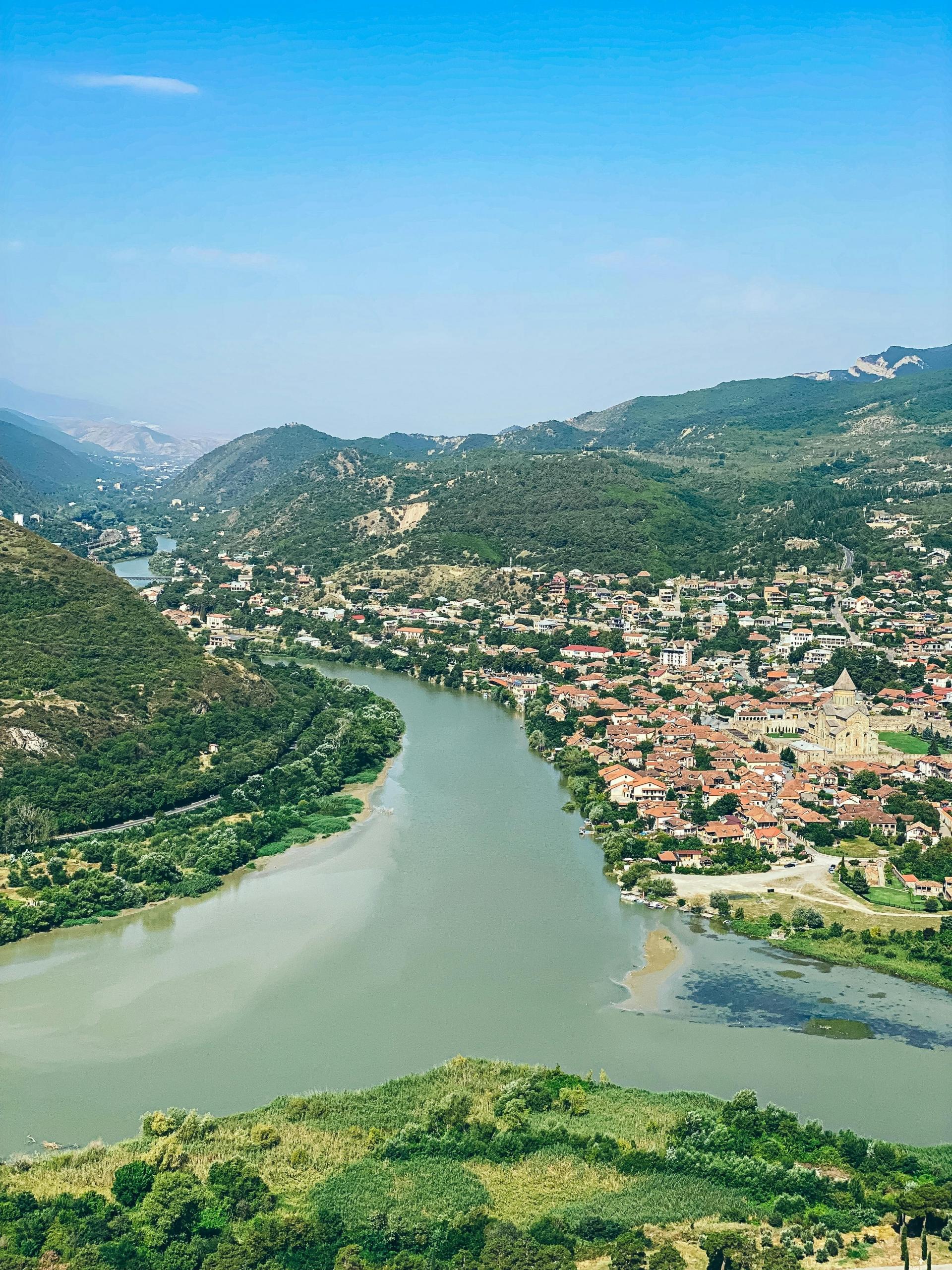 rio rodeado de casas