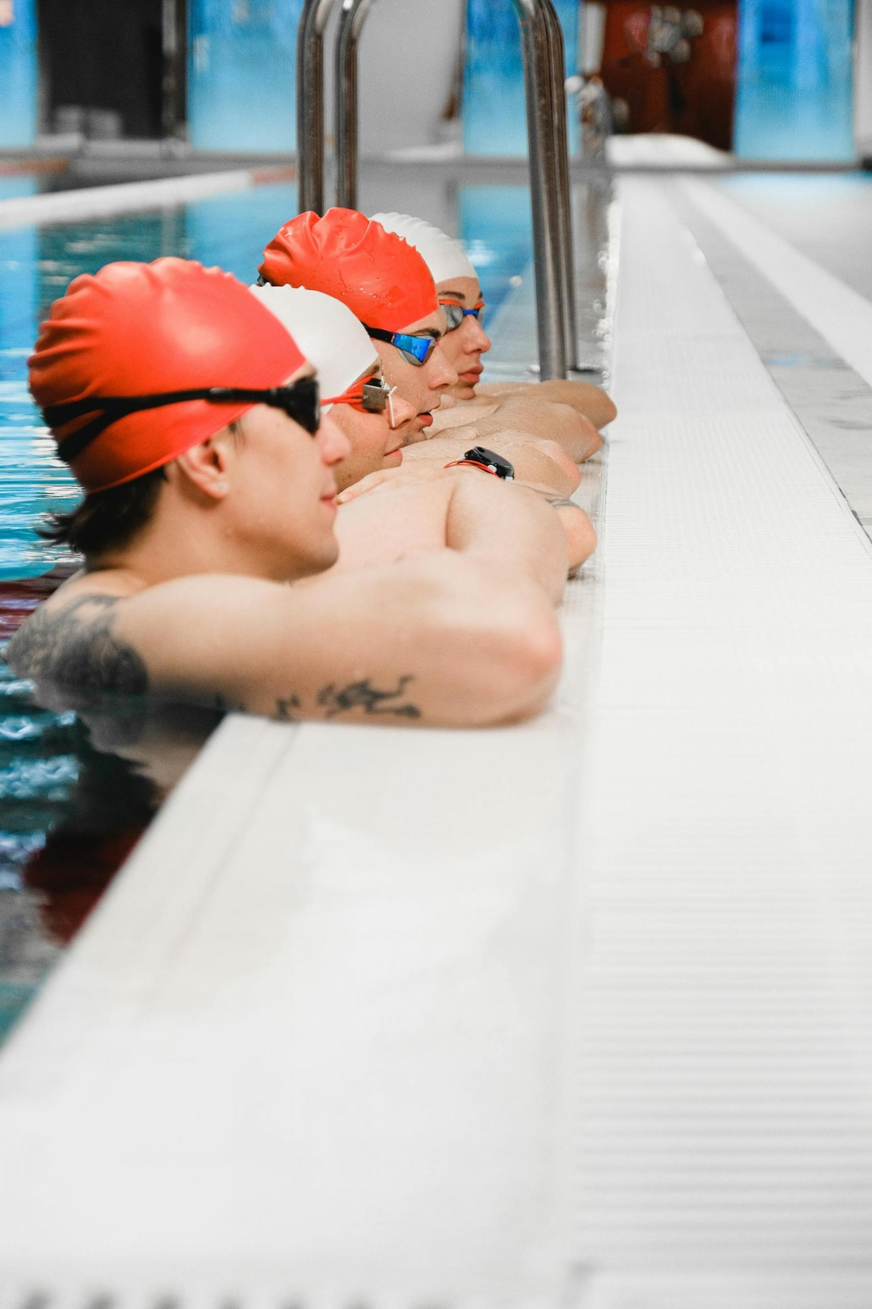 nadadores na berma da piscina com oculos
