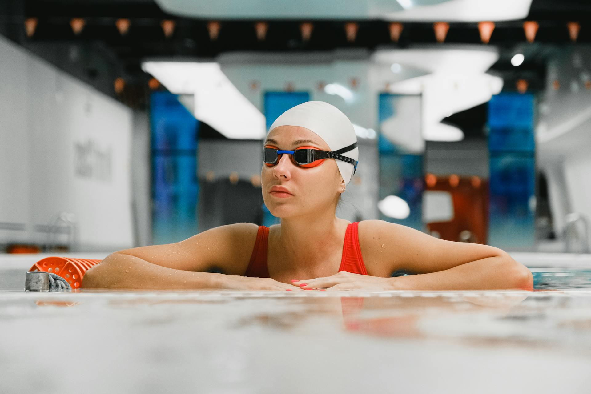 nadadora na berma da piscina