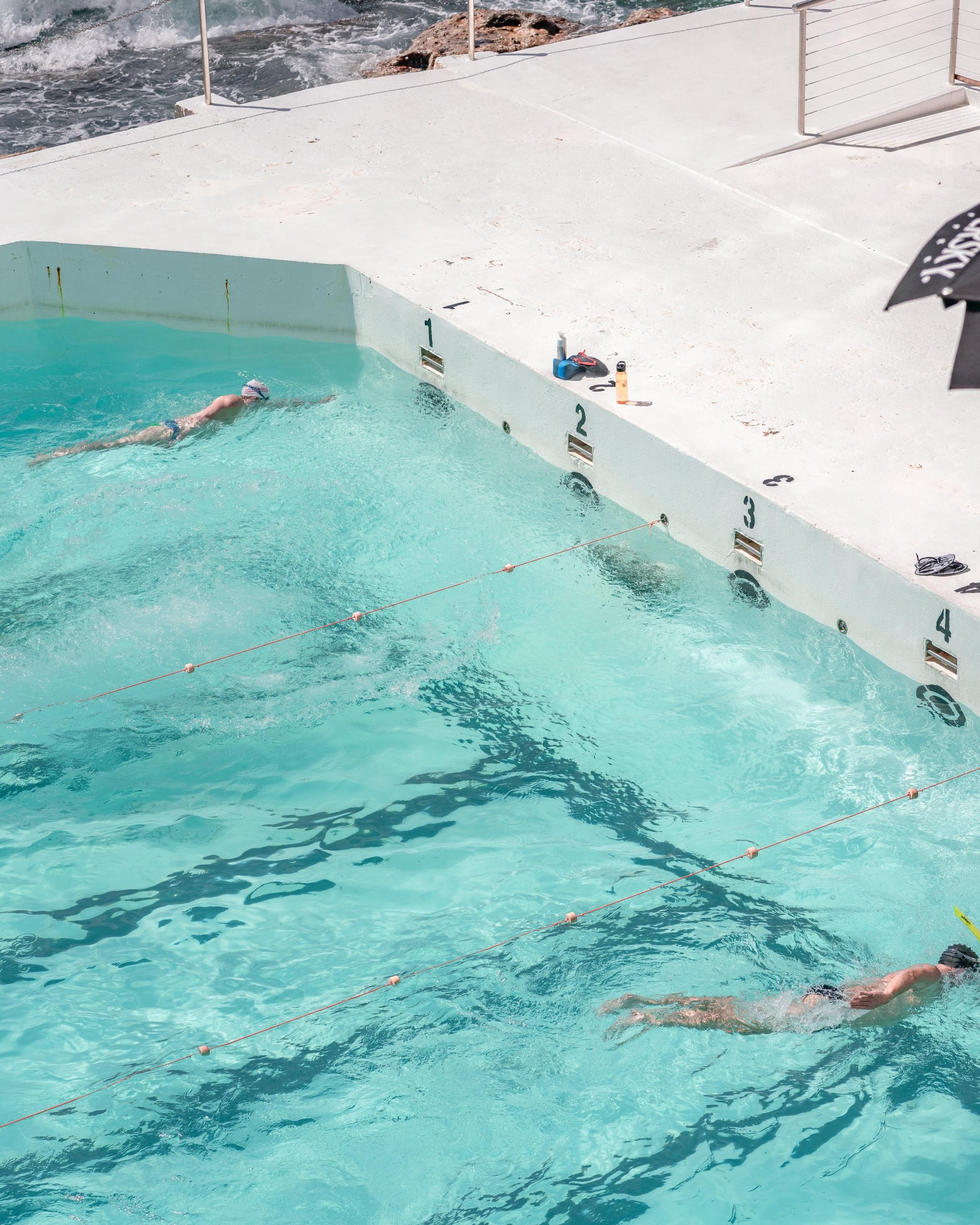piscina com pessoas a nadar
