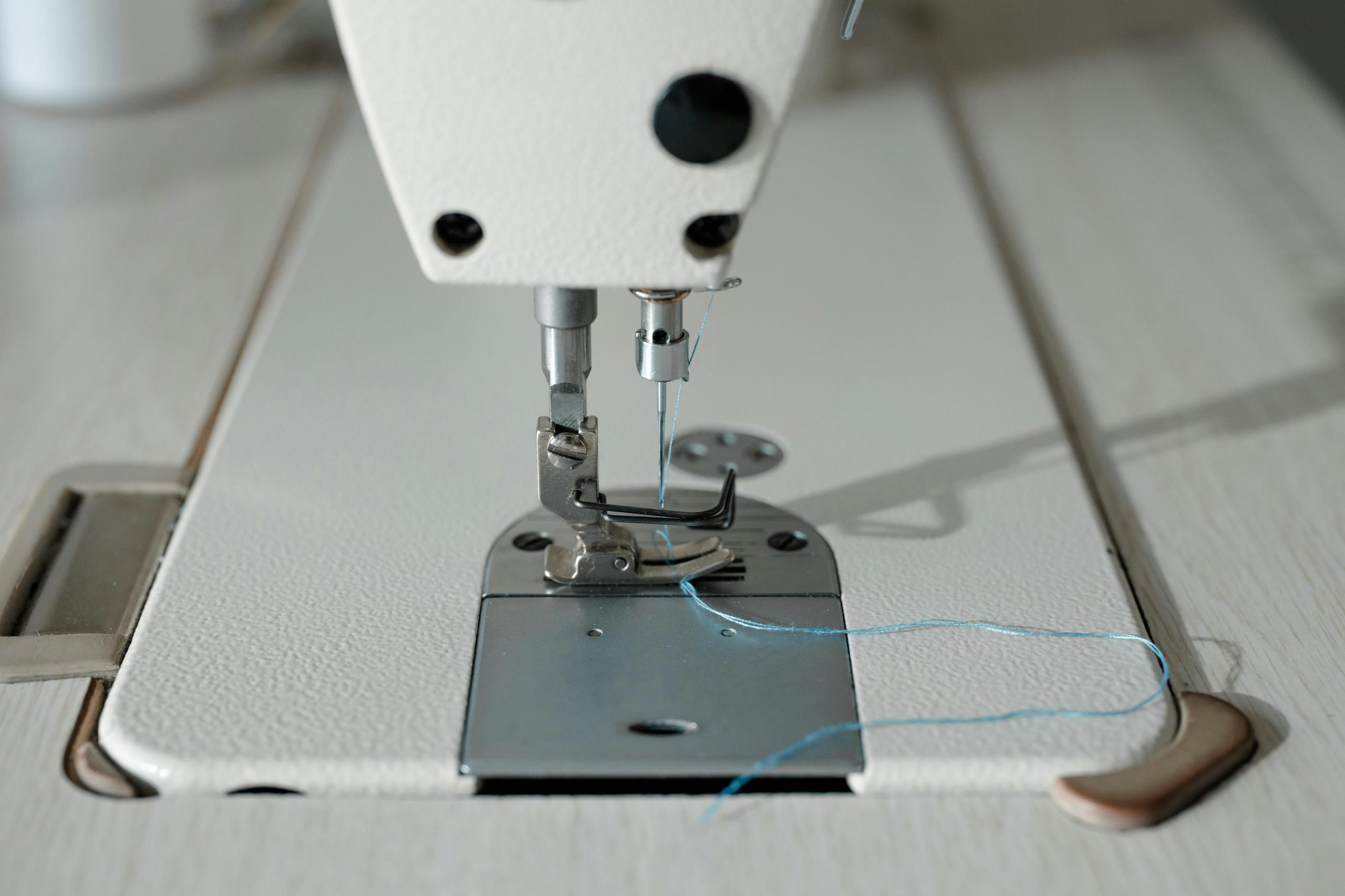 agulha da máquina com fio azul