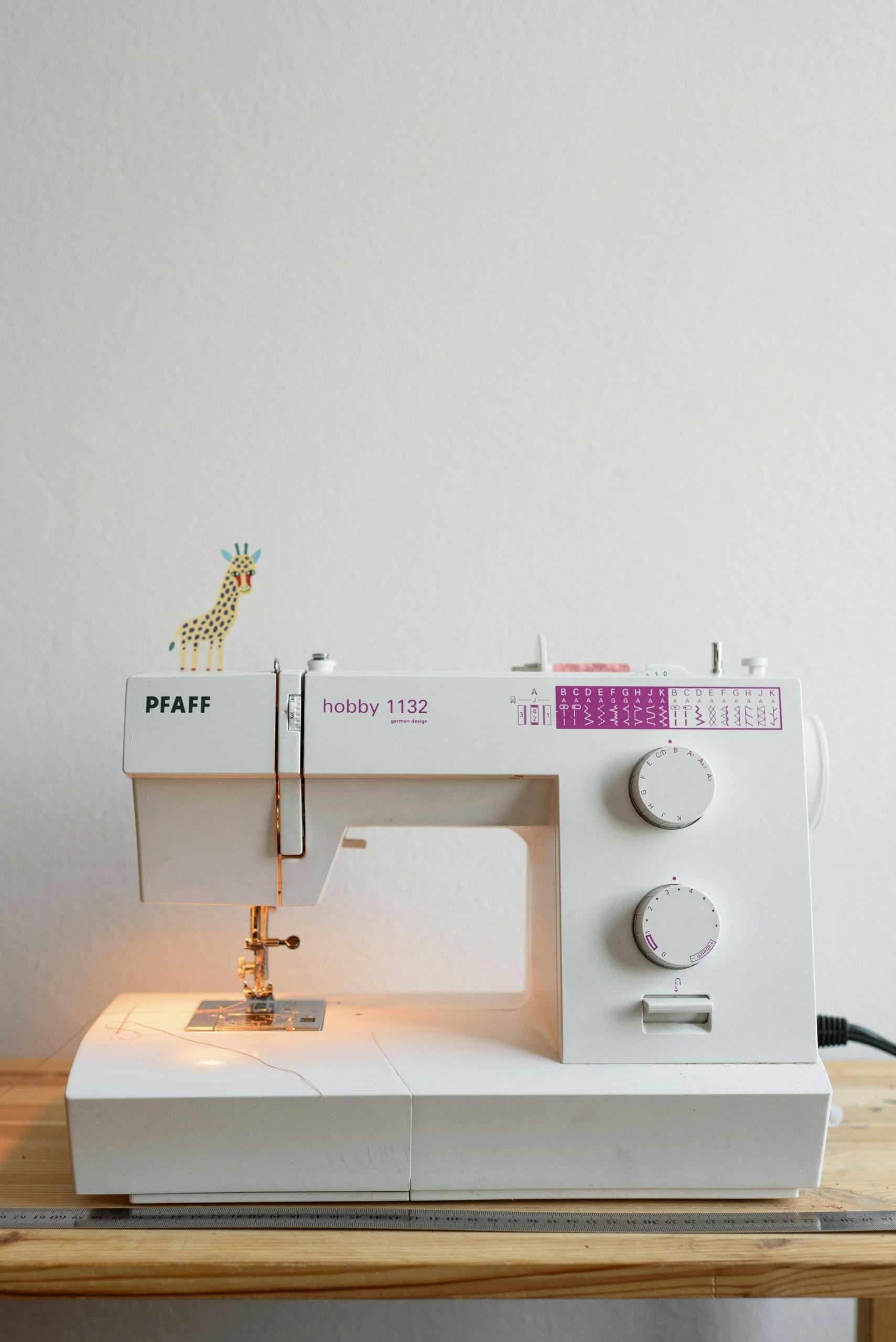 máquina branca da marca pfaff