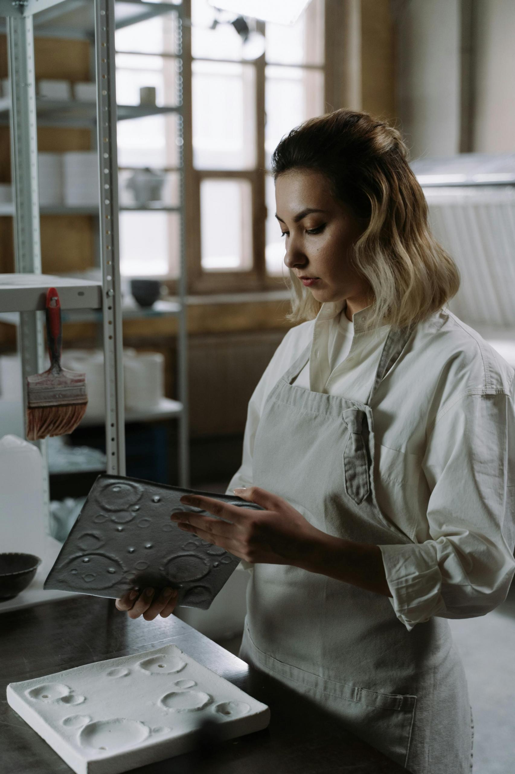 ceramista a segurar molde