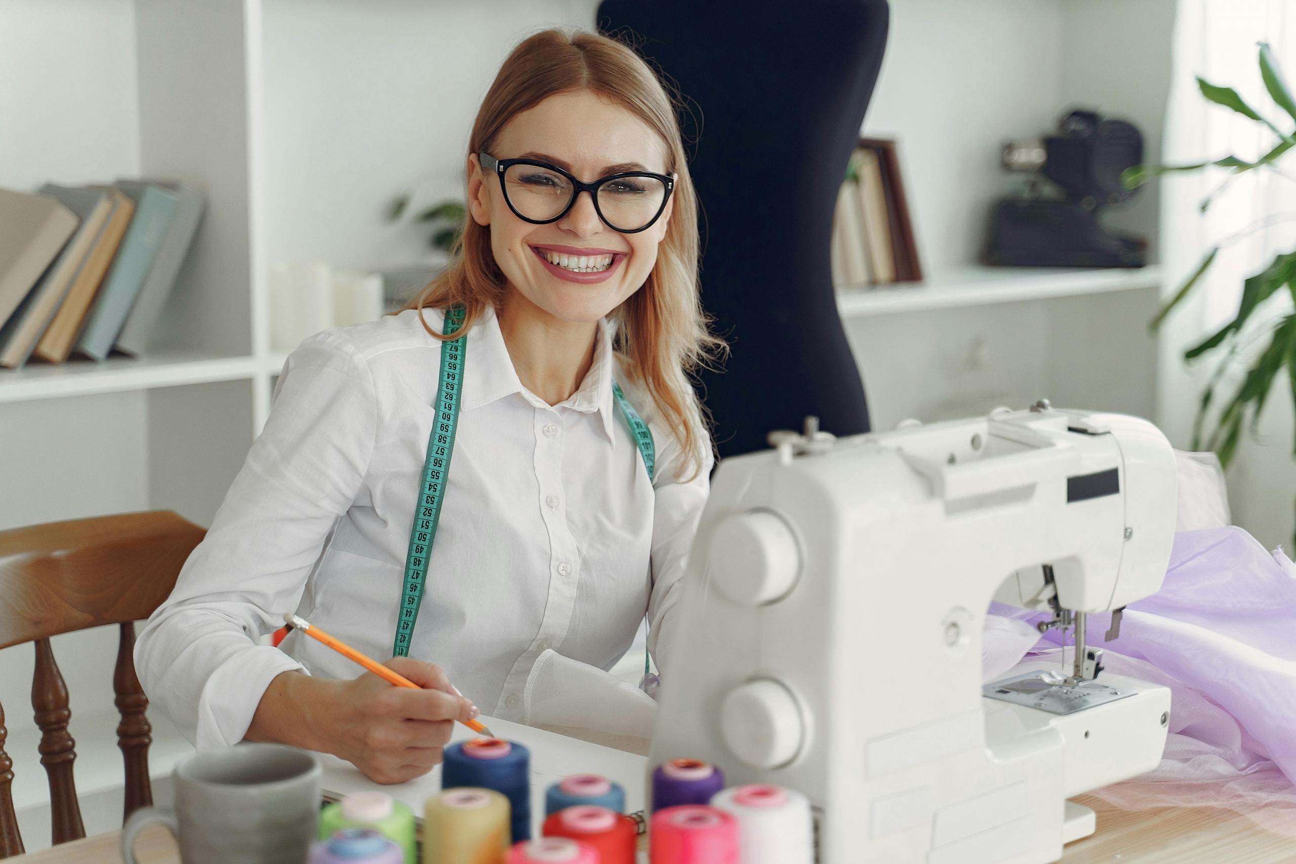 costureiro de óculos com máquina de coser