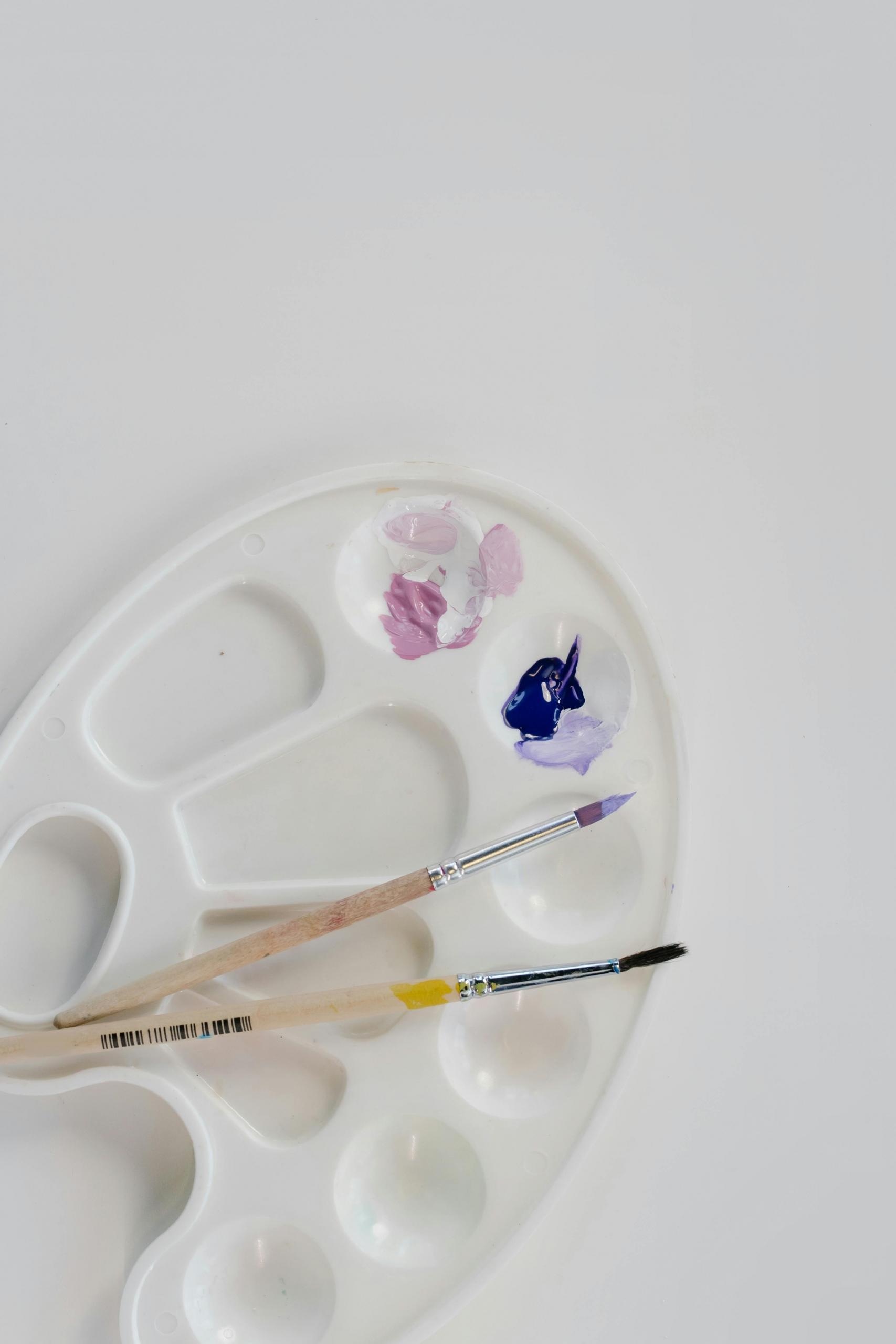 palete com tinta e pincéis