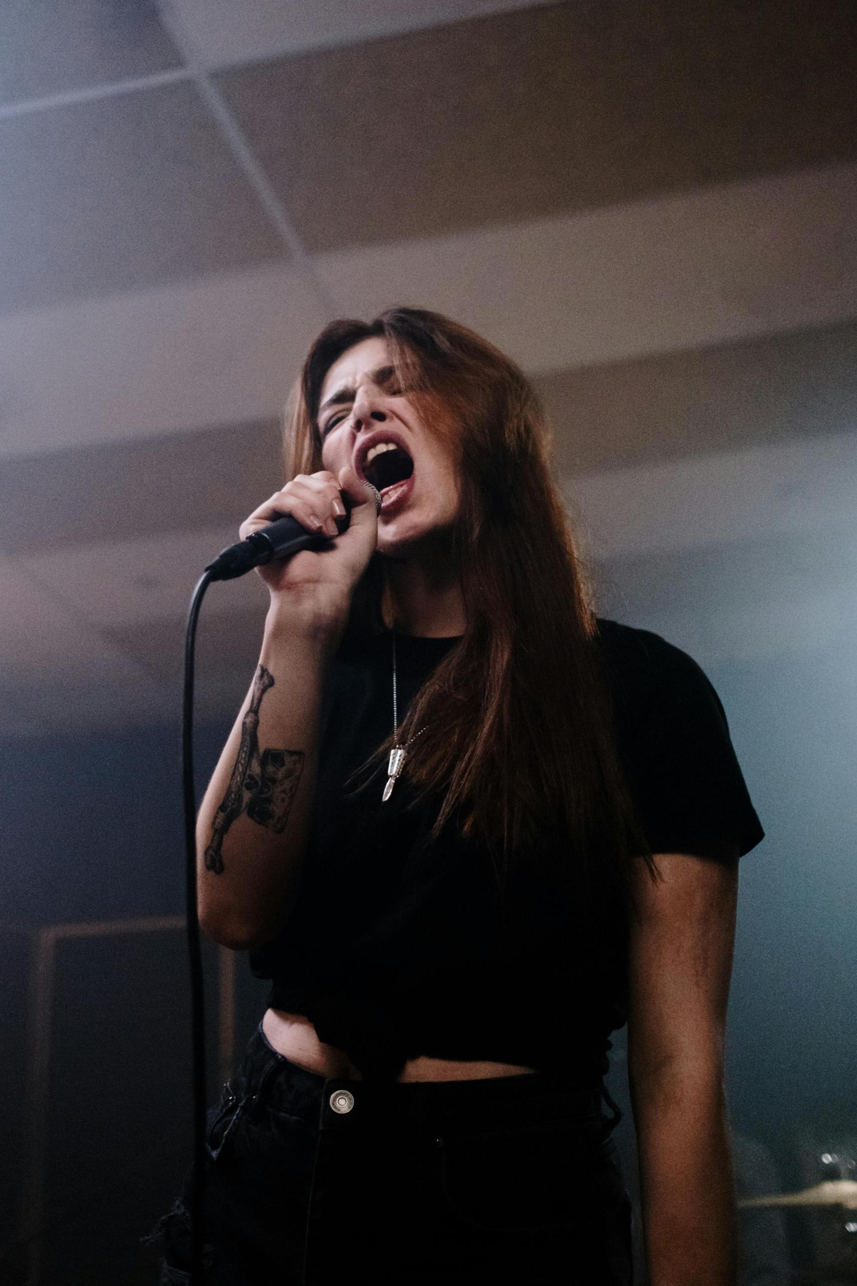 mulher a cantar com microfone