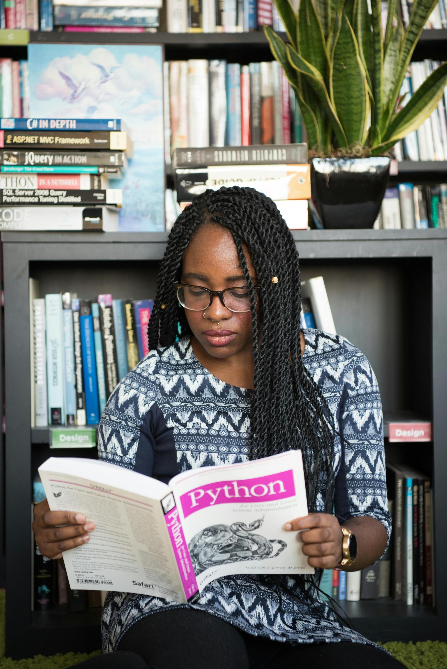 aluna a ler livro de python