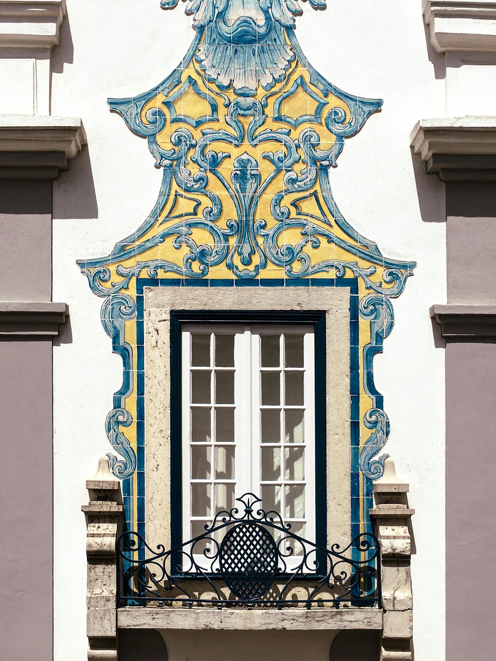 janela com azulejo azul e amarelo